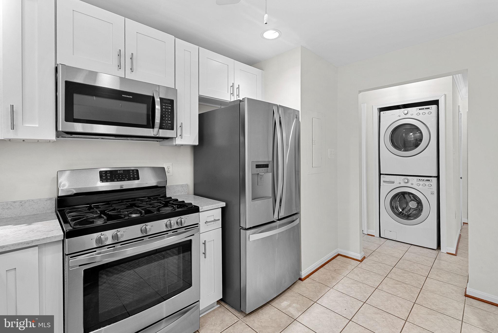 LAKESHORE CONDO - Residential