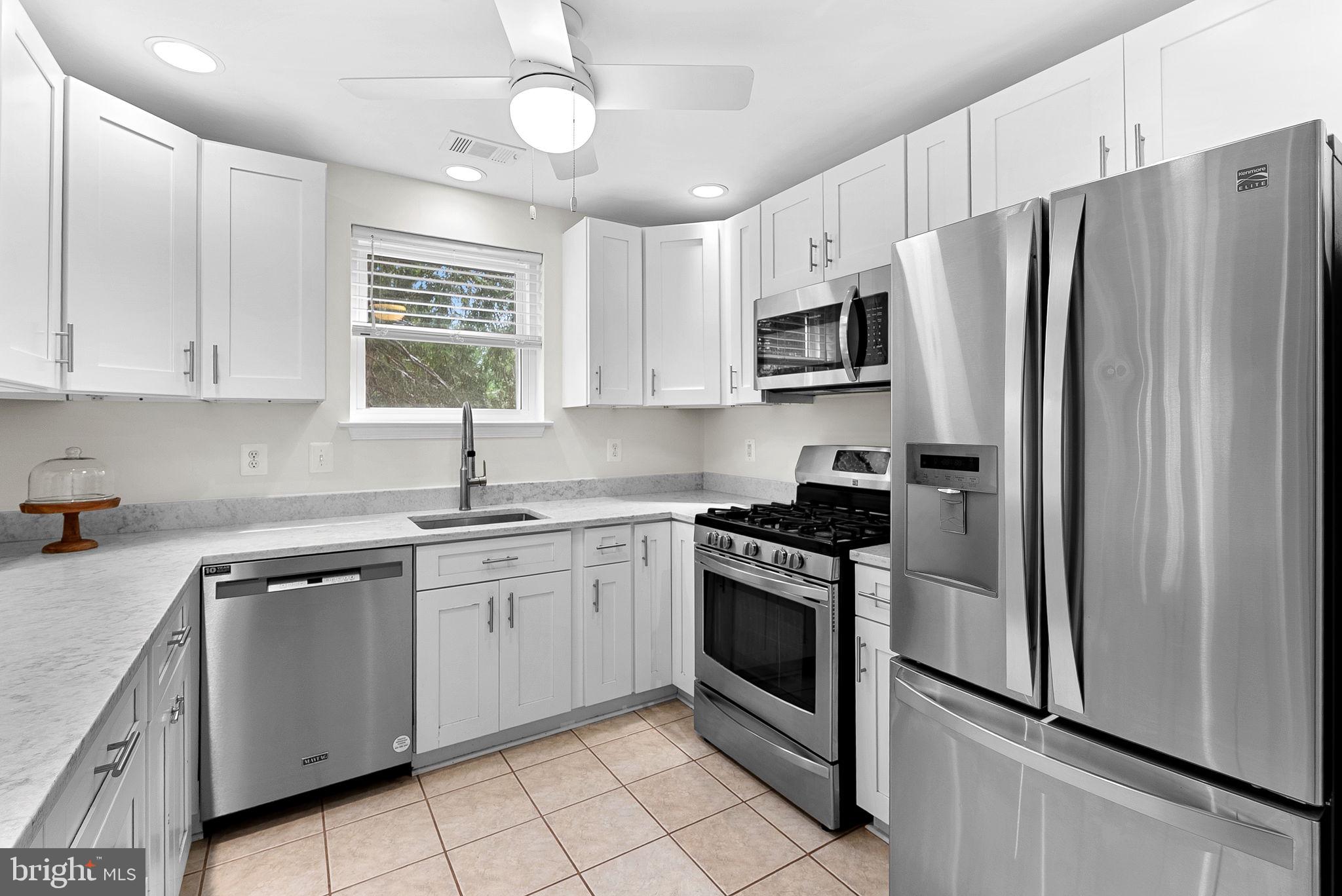 LAKESHORE CONDO - Residential