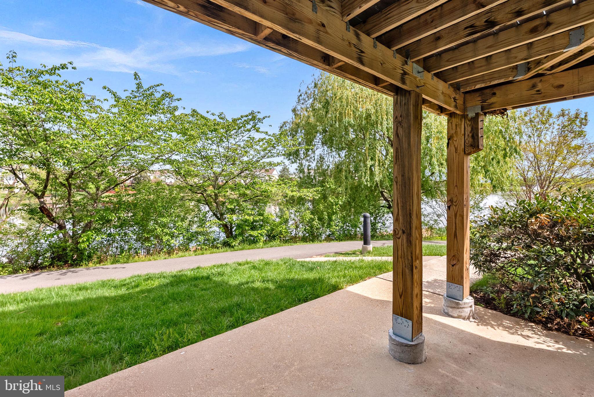 LAKESHORE CONDO - Residential