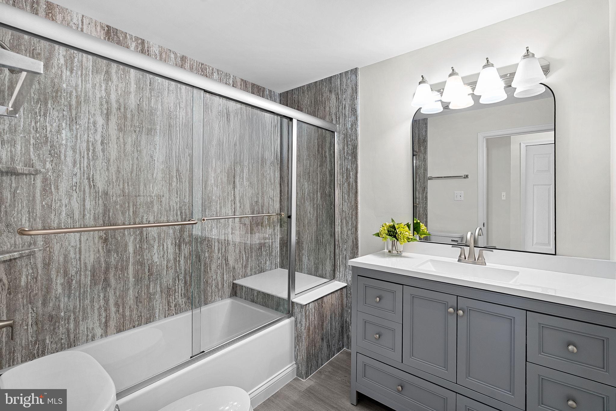 LAKESHORE CONDO - Residential