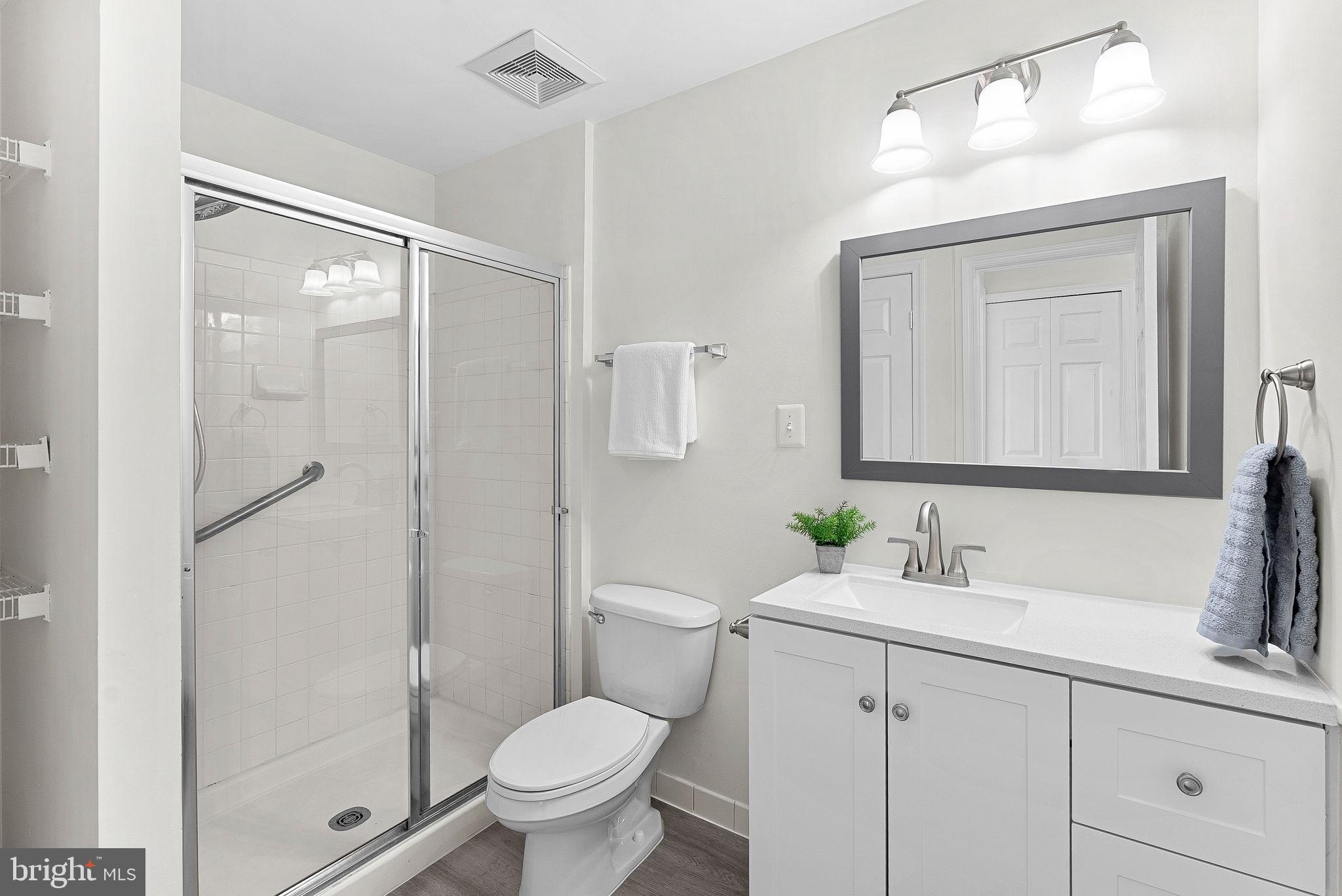 LAKESHORE CONDO - Residential