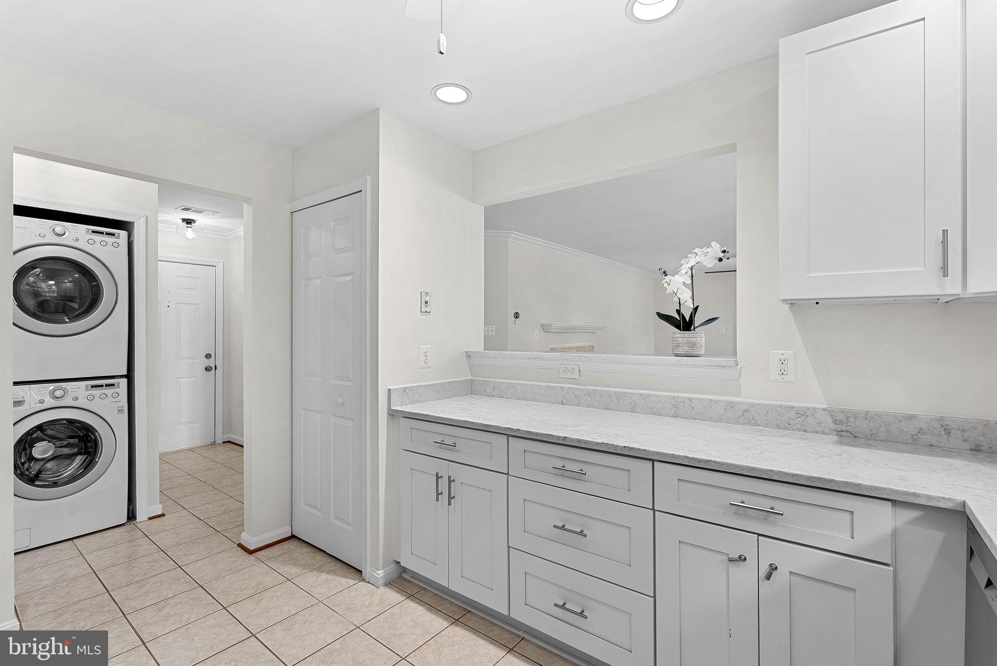 LAKESHORE CONDO - Residential