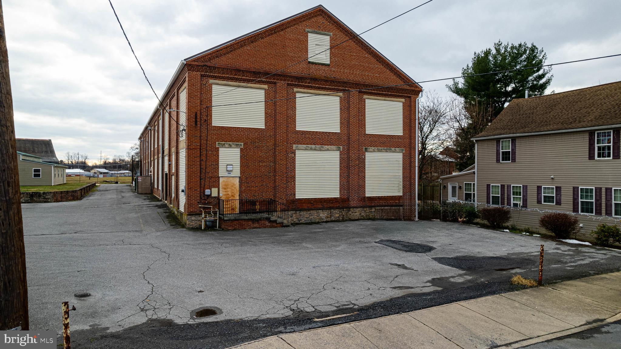 Main image without alt text