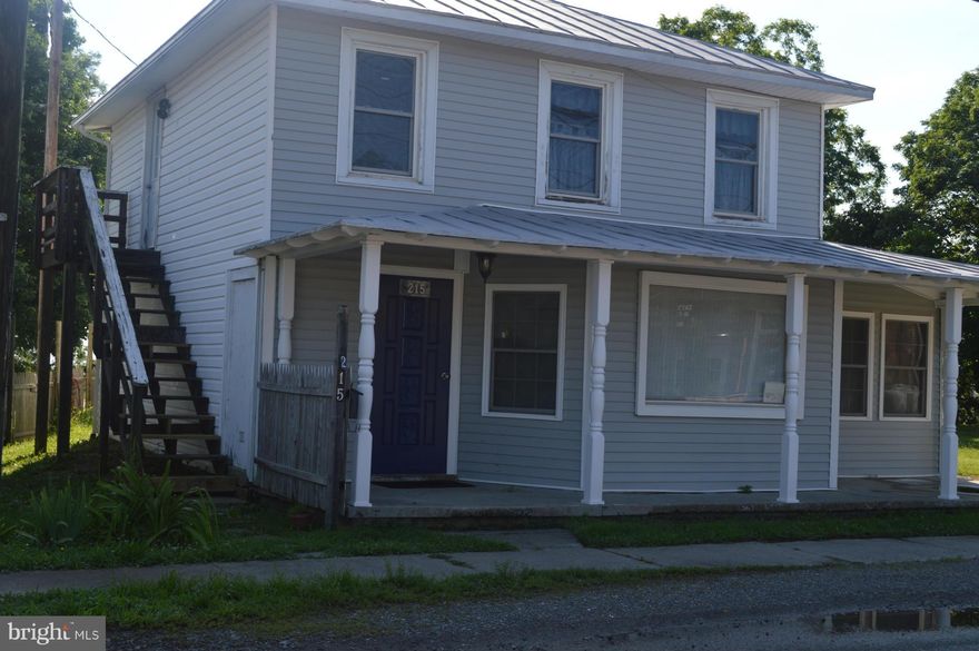 One bedroom apartment upstairs with private entrance. Limited water views of the Potomac River. Located right beside many restaurants, a coffee house and a gym.