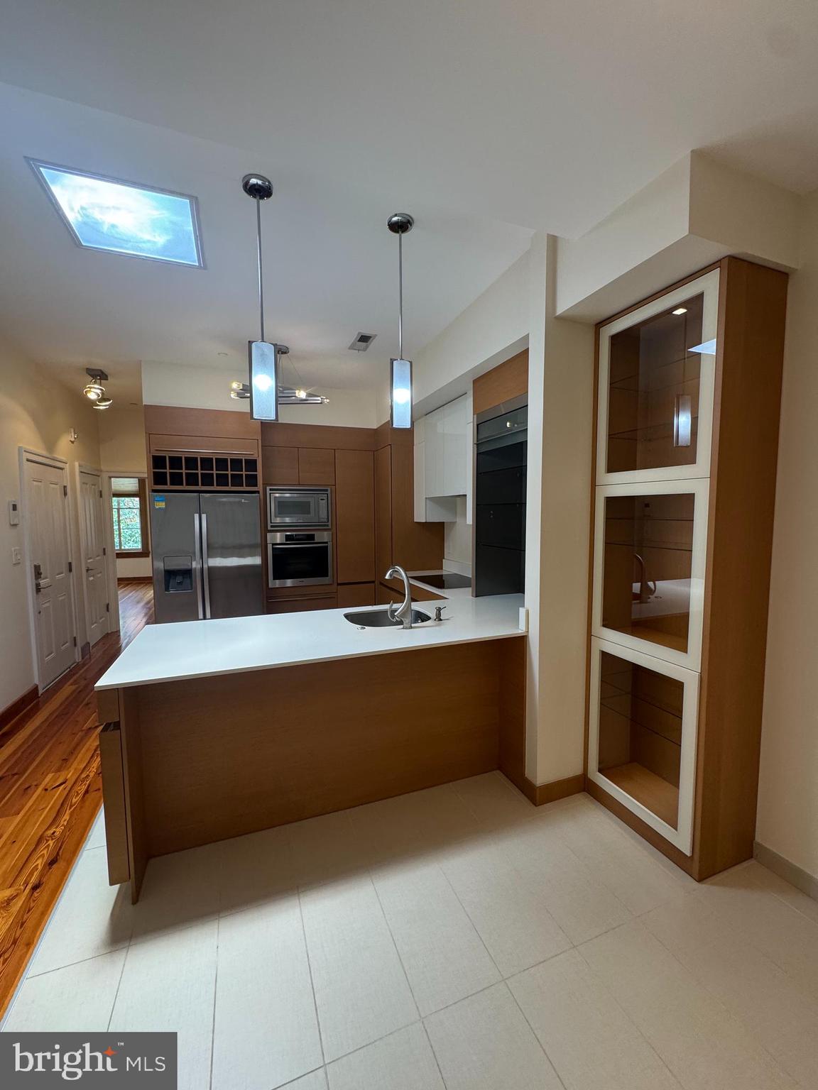 Gorgeous Apartment in the Heart of Historic Mount Vernon! Close proximity to Penn Station, the Peabody Institute, Walters Art Gallery, Baltimore Symphony Orchestra, MICA, Fine Restaurants, Downtown Inner Harbor, and Shuttle to Johns Hopkins!