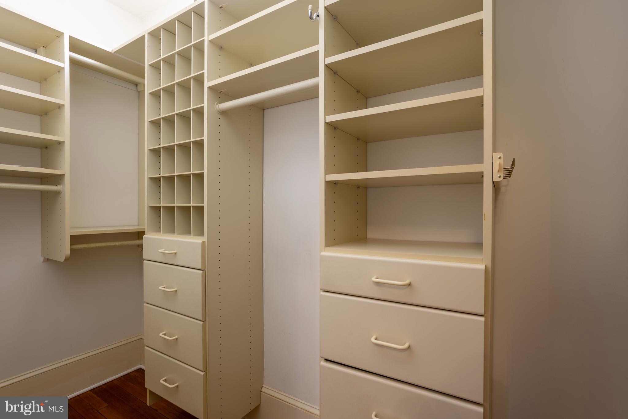 DEVON HILL - Residential