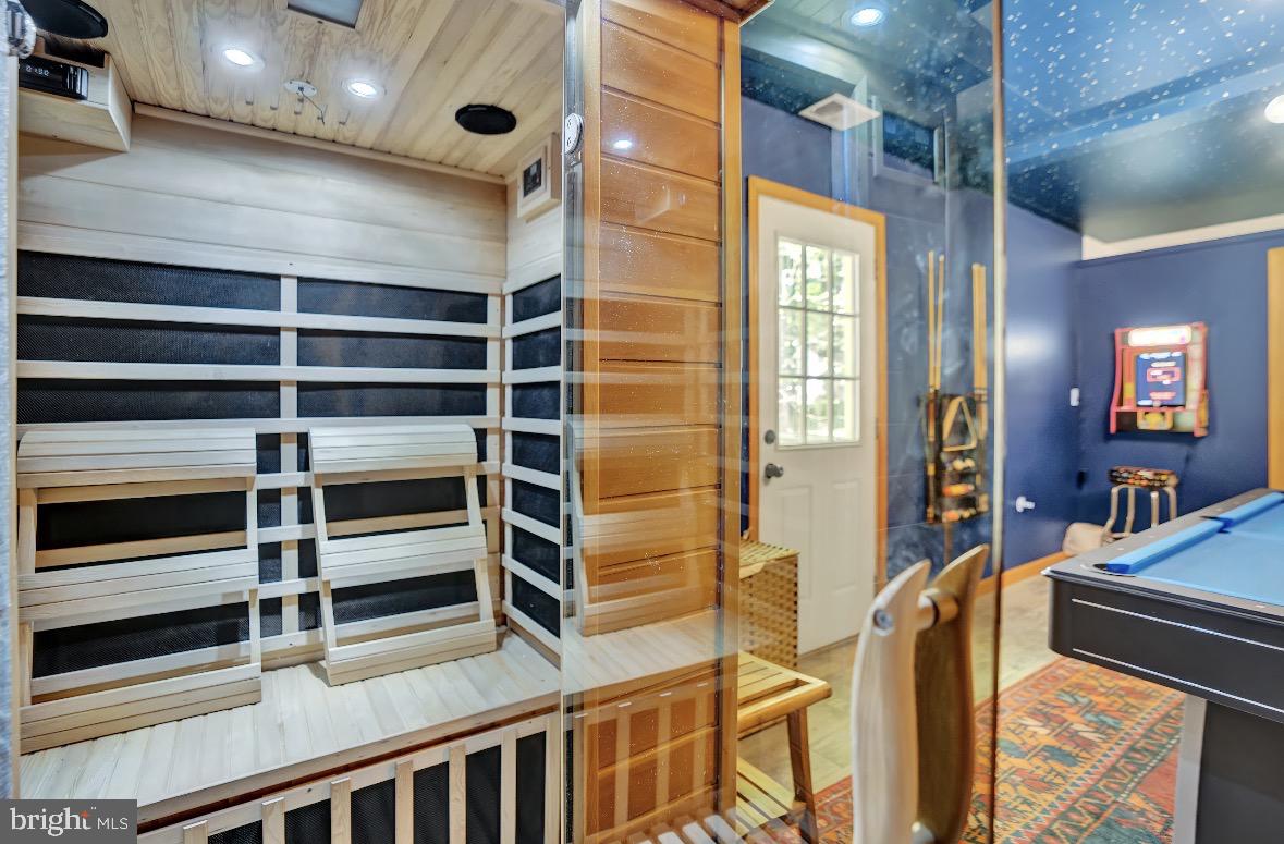 ARROWHEAD LAKE - Residential