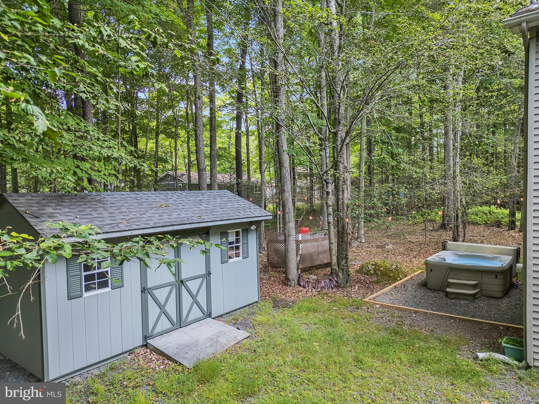 ARROWHEAD LAKE - Residential