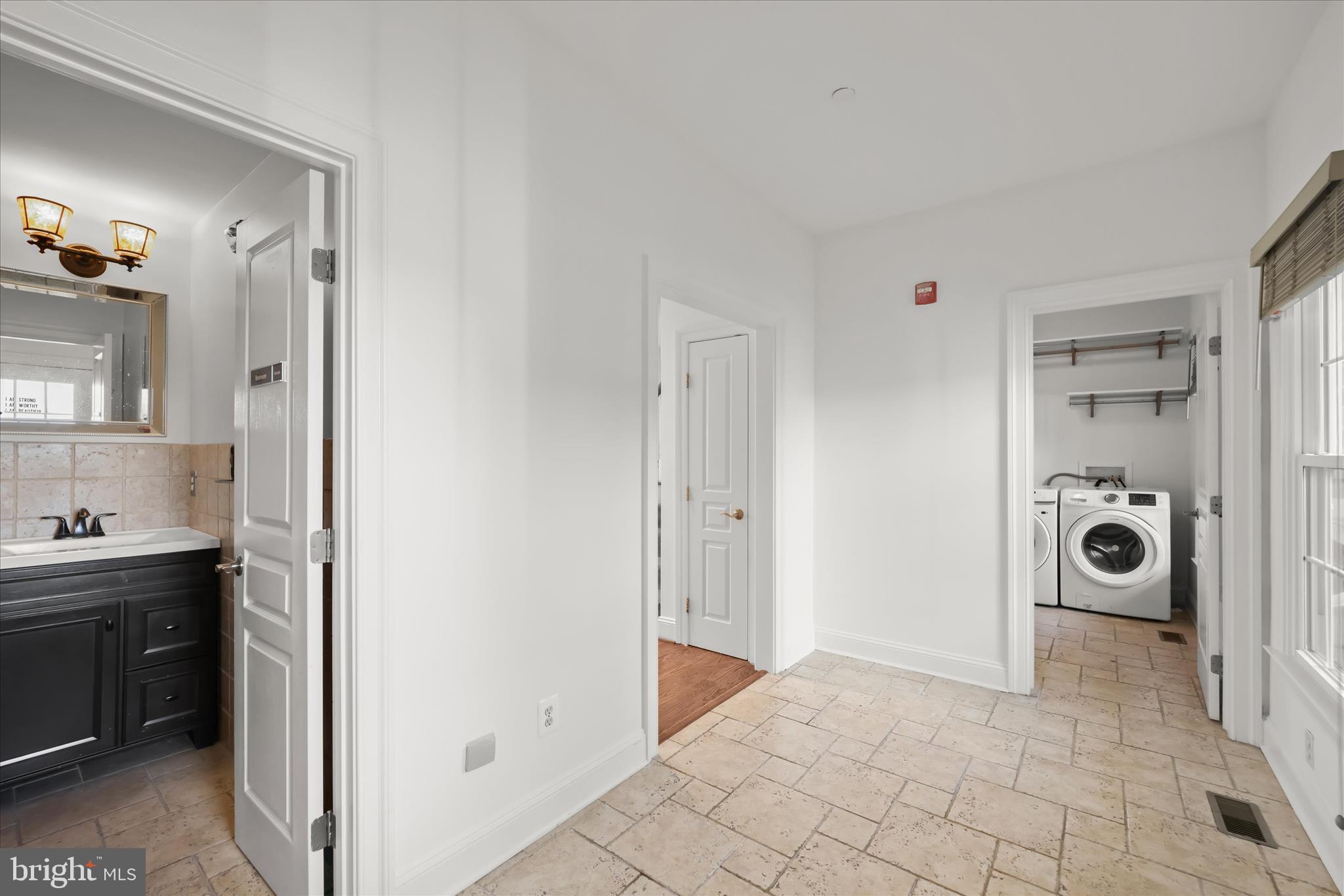 TWIN LAKES - Residential