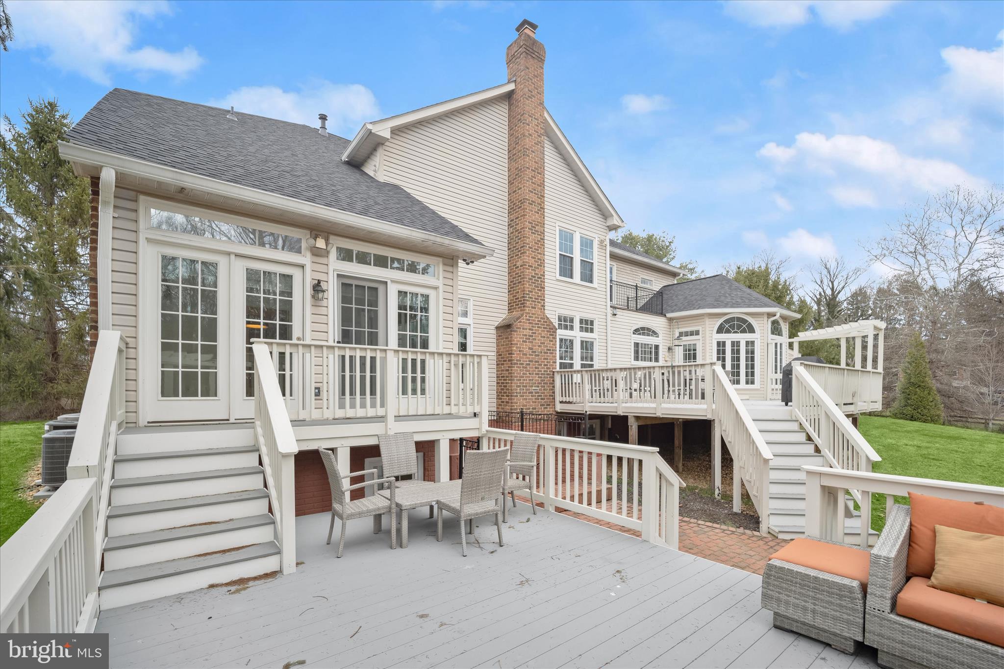 TWIN LAKES - Residential