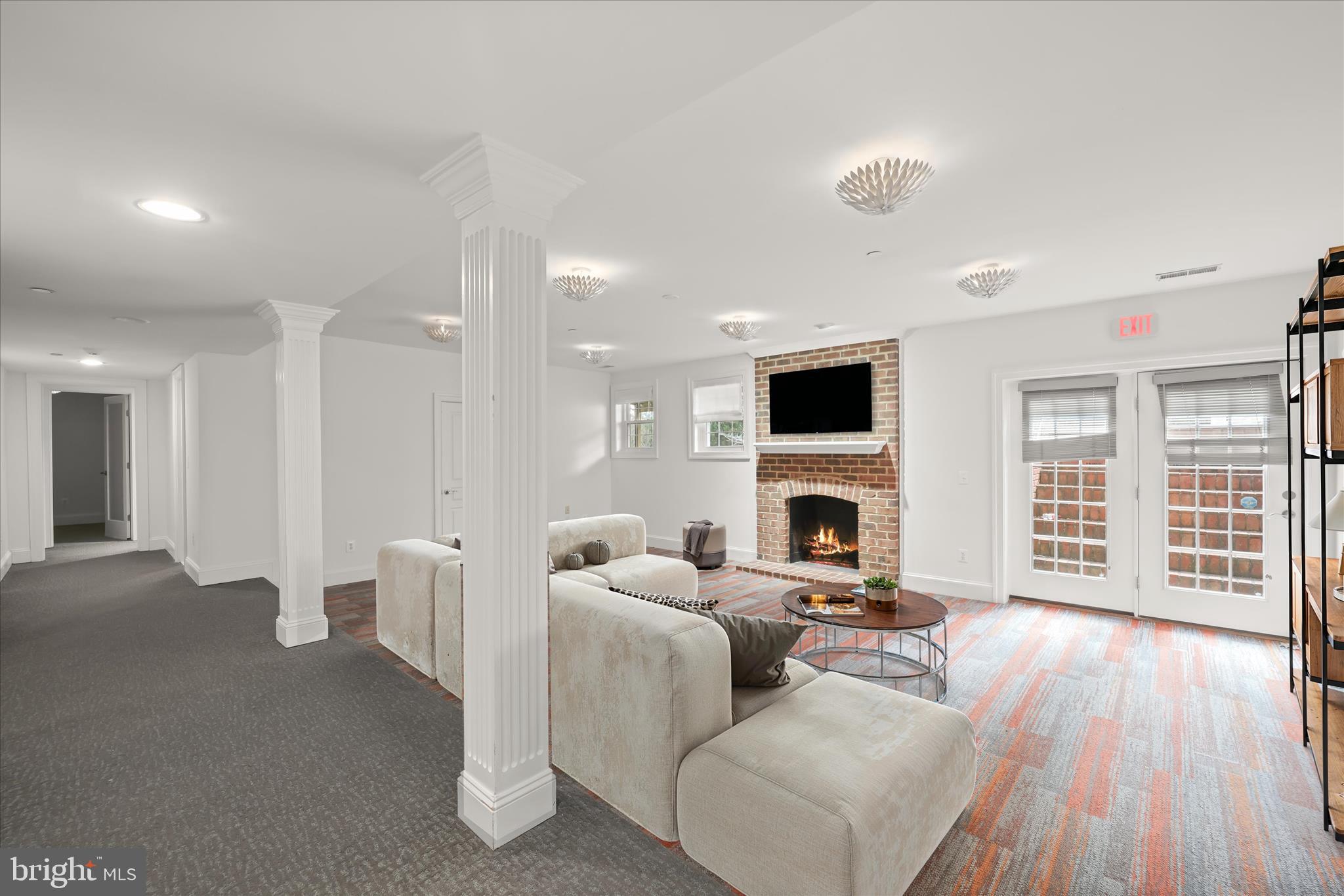 TWIN LAKES - Residential