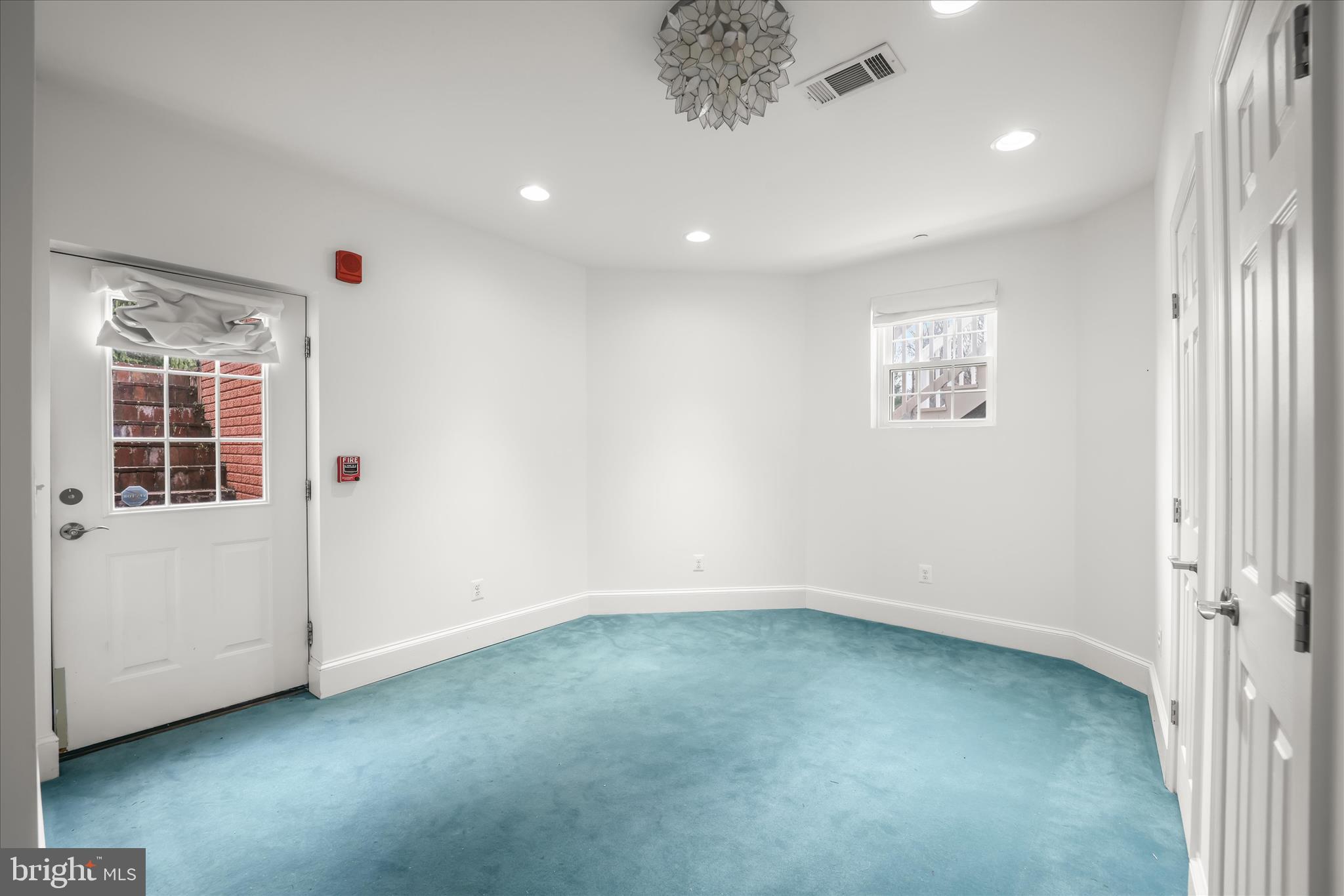 TWIN LAKES - Residential