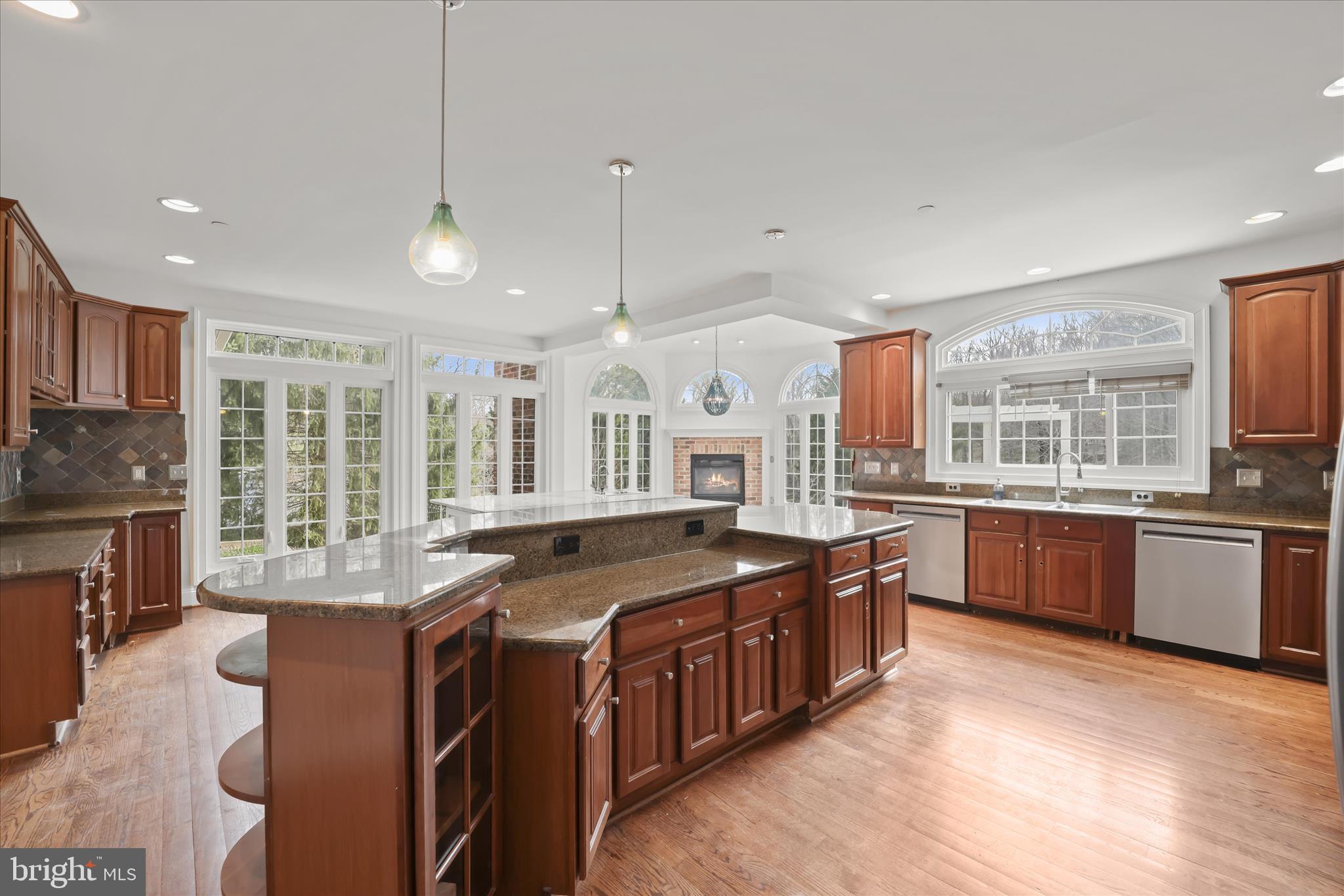 TWIN LAKES - Residential