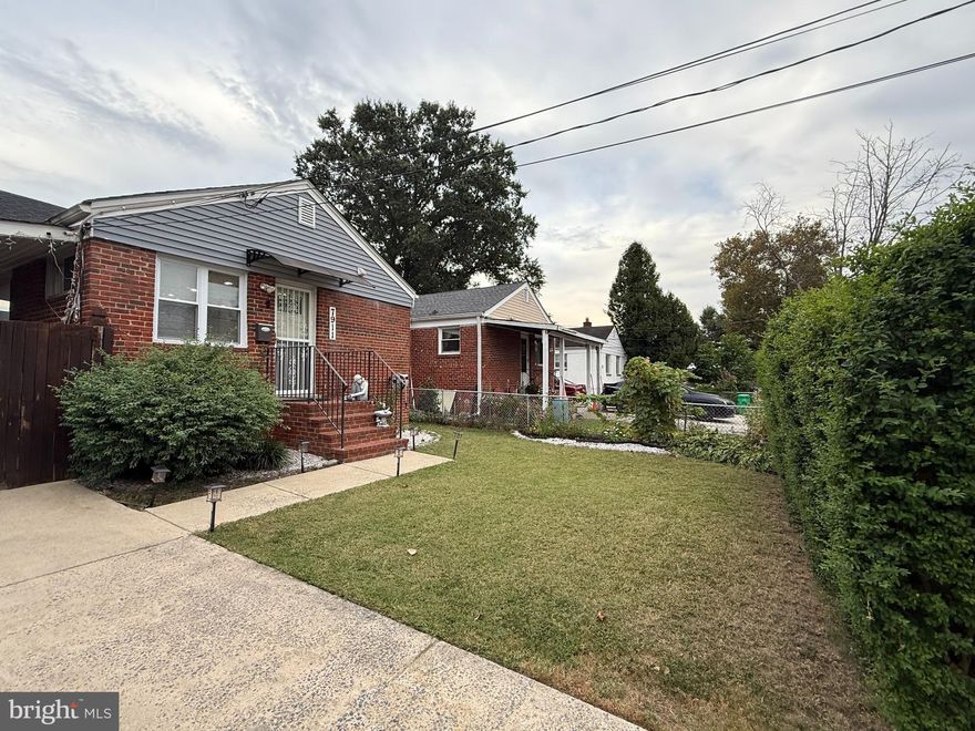 Beautiful brick rambler home has 2 levels. Main level features 3 bedroom, 1 bath, kitchen with stainless steel appliances and granite counters, living and dining room combo. Lower level has 2 bedrooms, bath, laundry, and kitchenette. Home has fully fenced backyard with shed and front yard with privacy fence, patio, and driveway! Luxury vynyl plank flooring throught main level and ceramic floor on lower level.
Gorgeous rambler located near University of Maryland, shopping, restautants, and metro!  Hurry this home will not last long! Minimun credit score required is 680. Maximun 7 persons allowed.