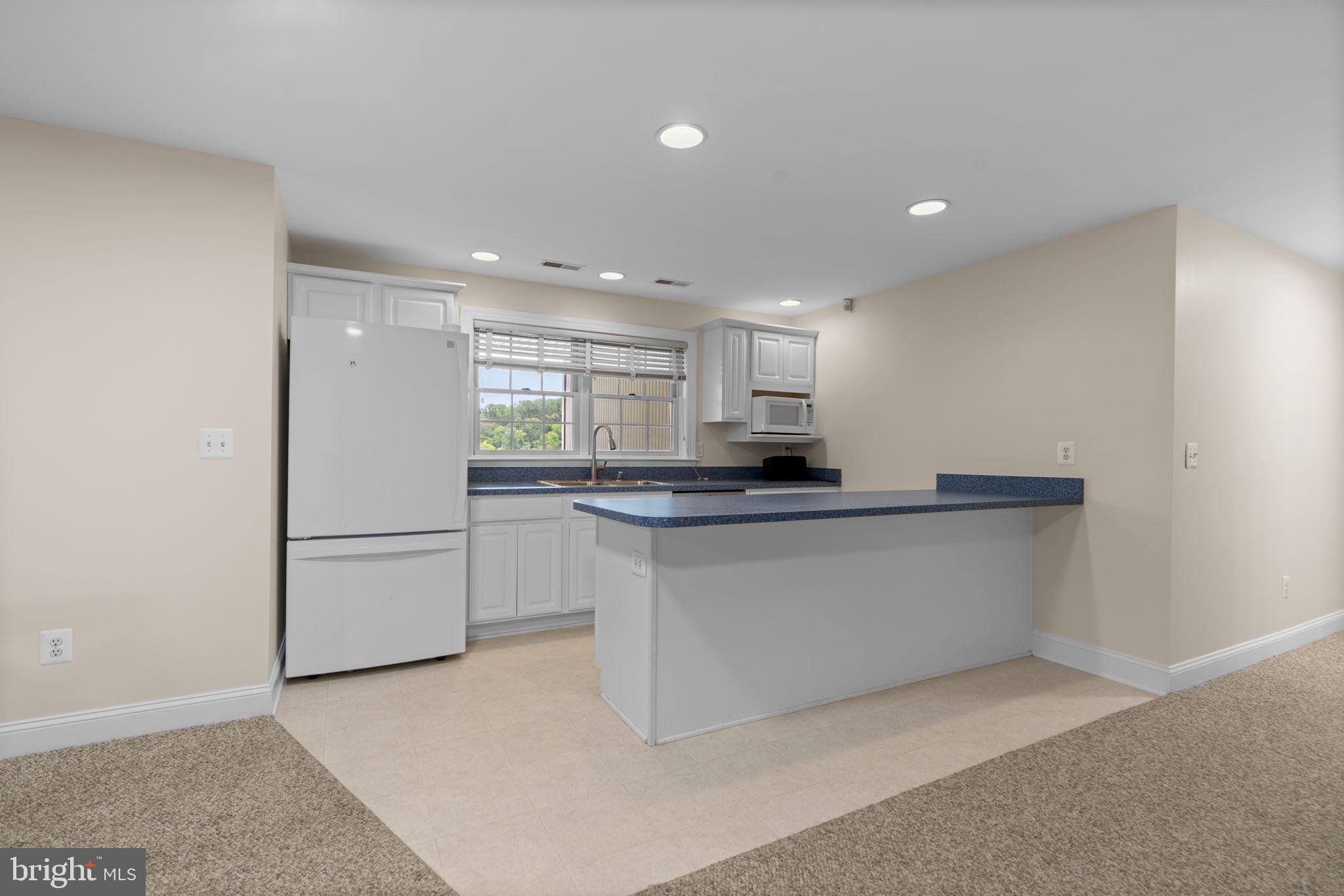 MANHATTAN MANOR - Residential