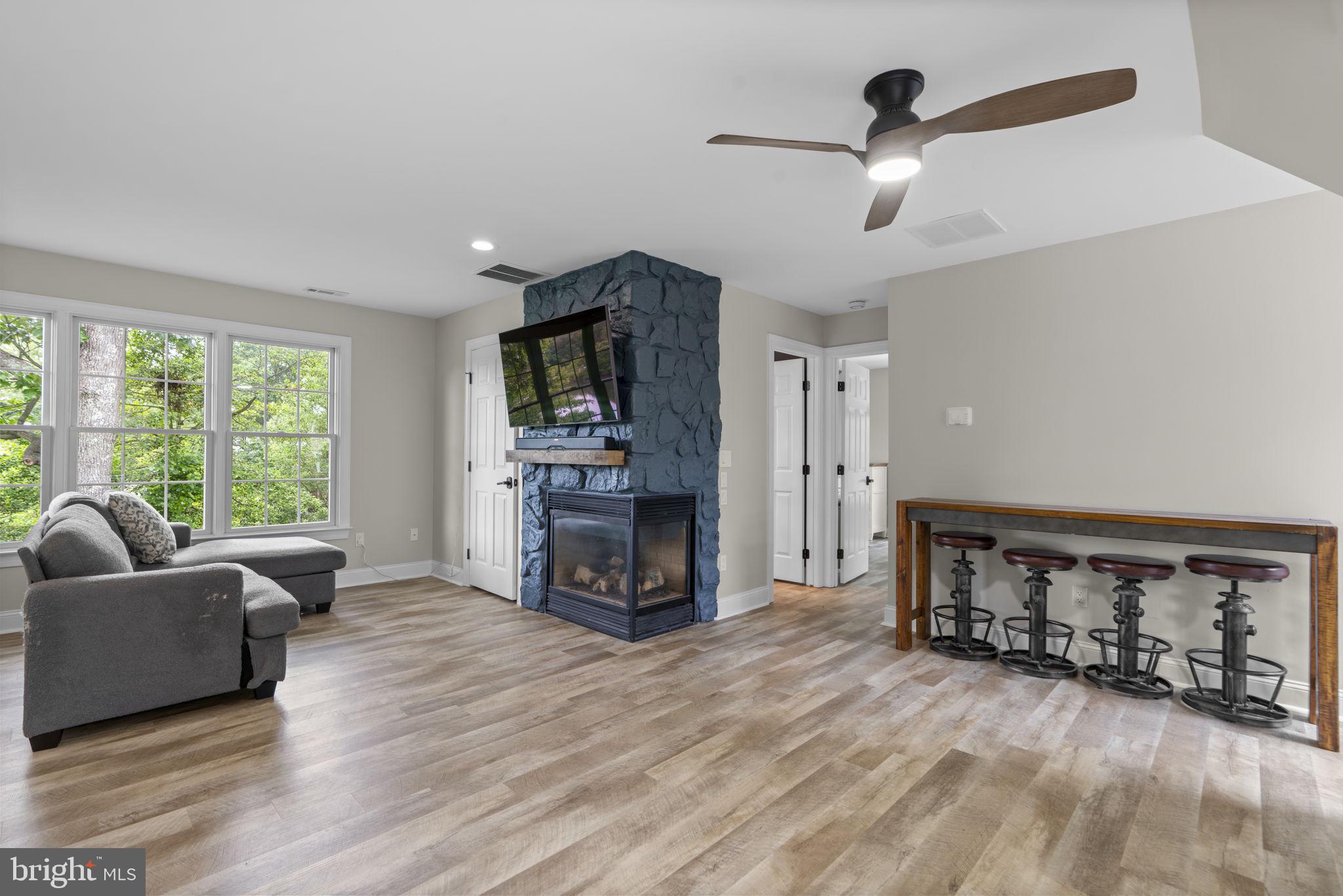 MANHATTAN MANOR - Residential