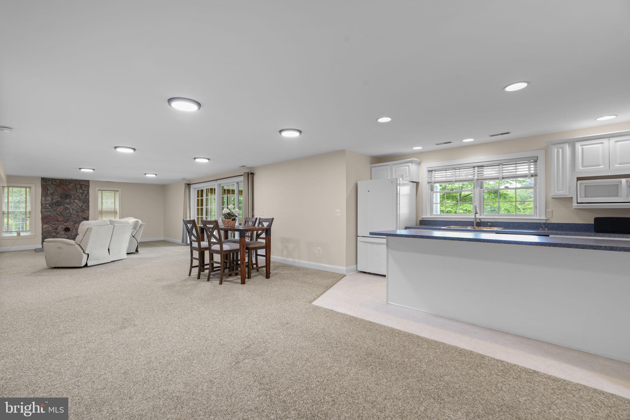 MANHATTAN MANOR - Residential