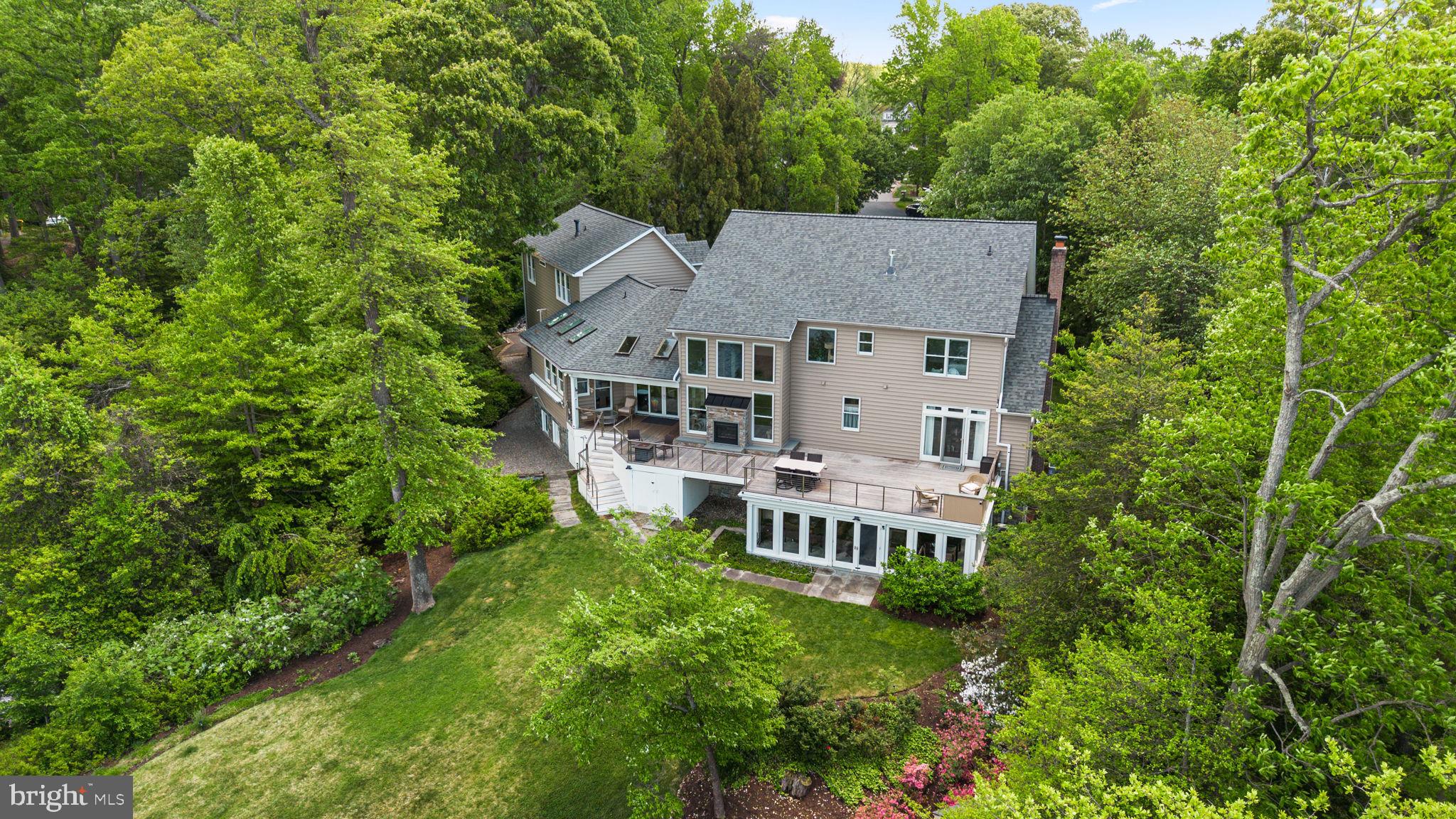 MANHATTAN MANOR - Residential