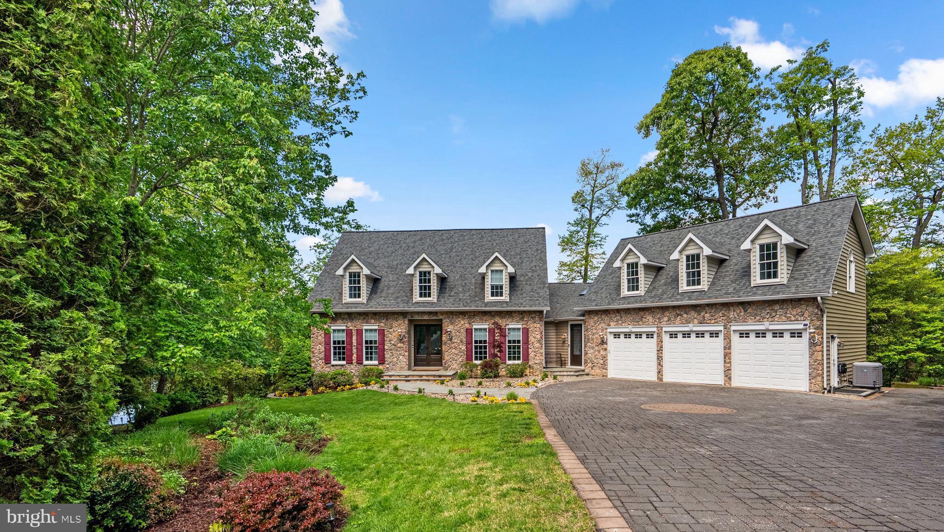 MANHATTAN MANOR - Residential