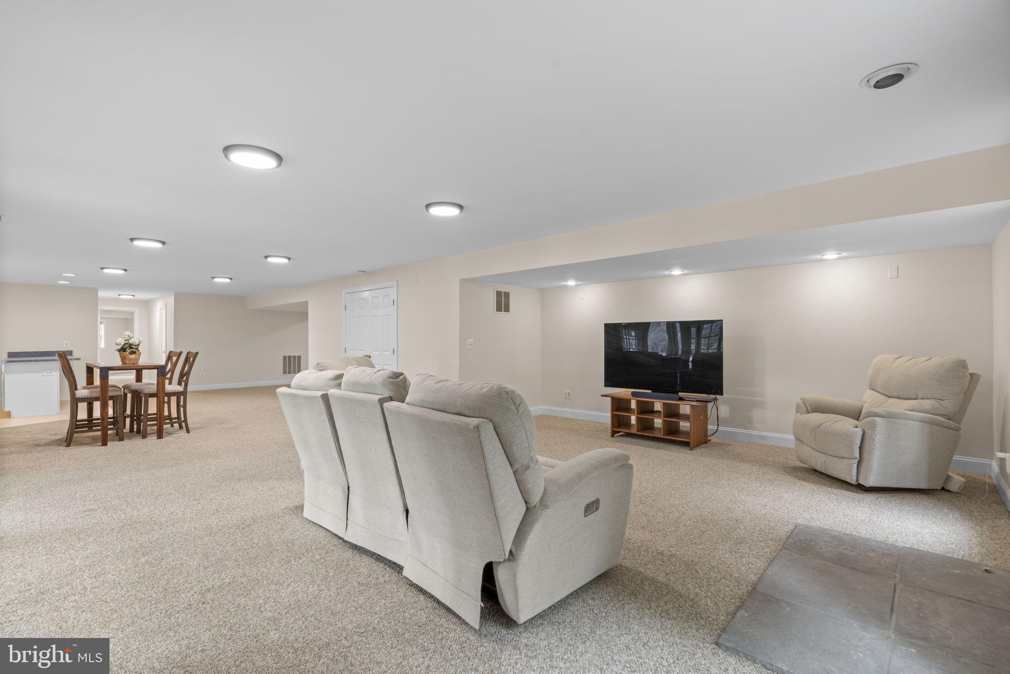 MANHATTAN MANOR - Residential