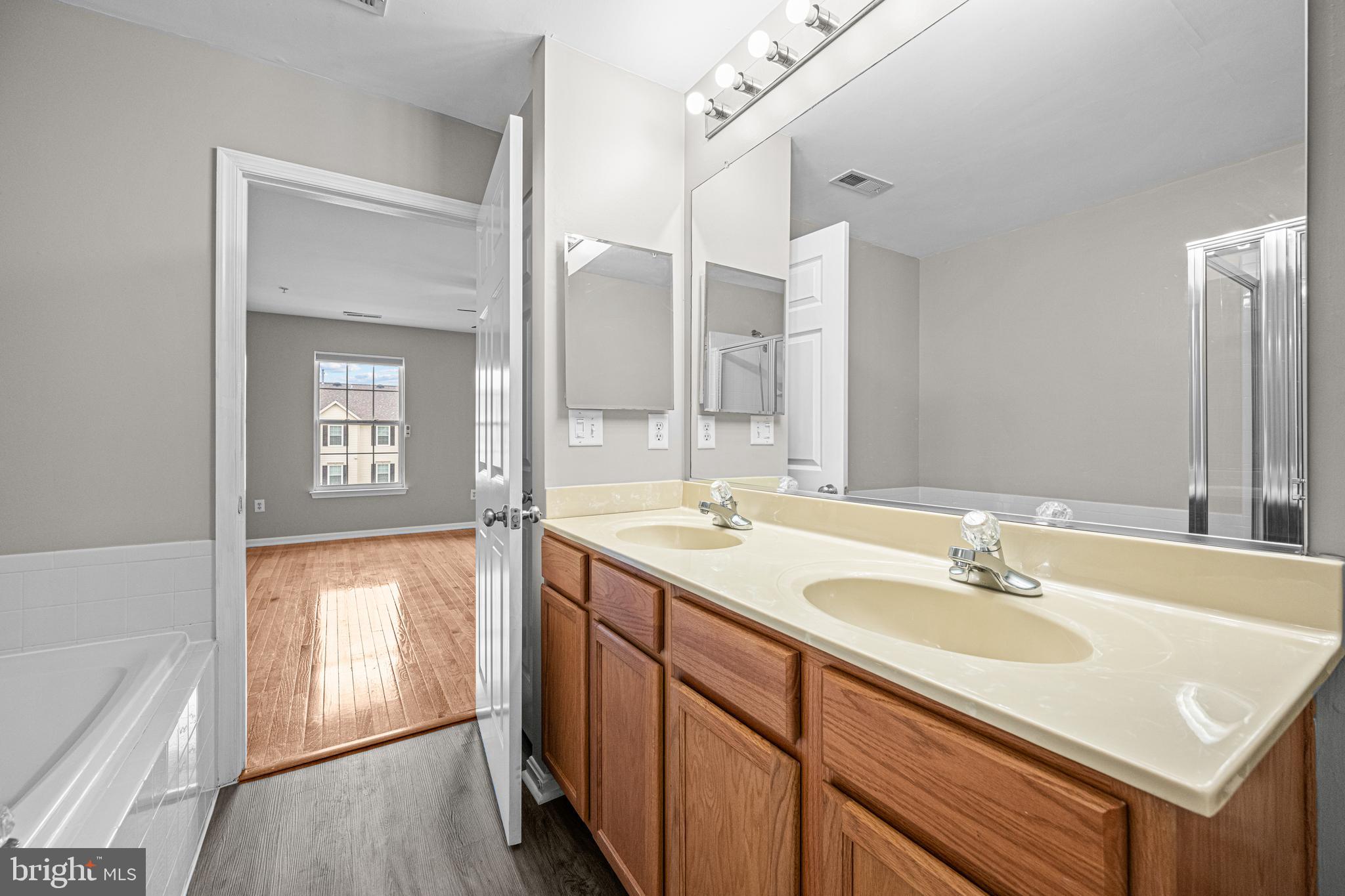 SEVEN OAKS - Residential