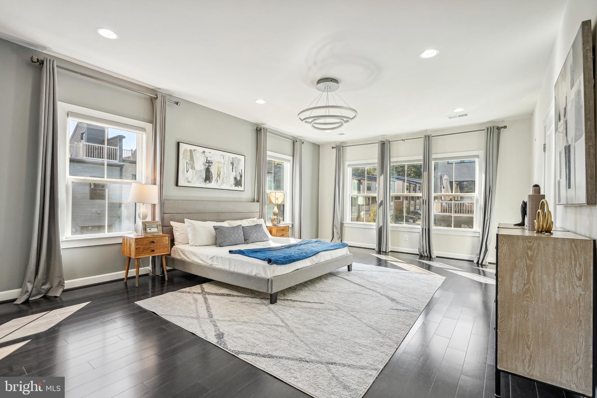 METRO ROW - Residential