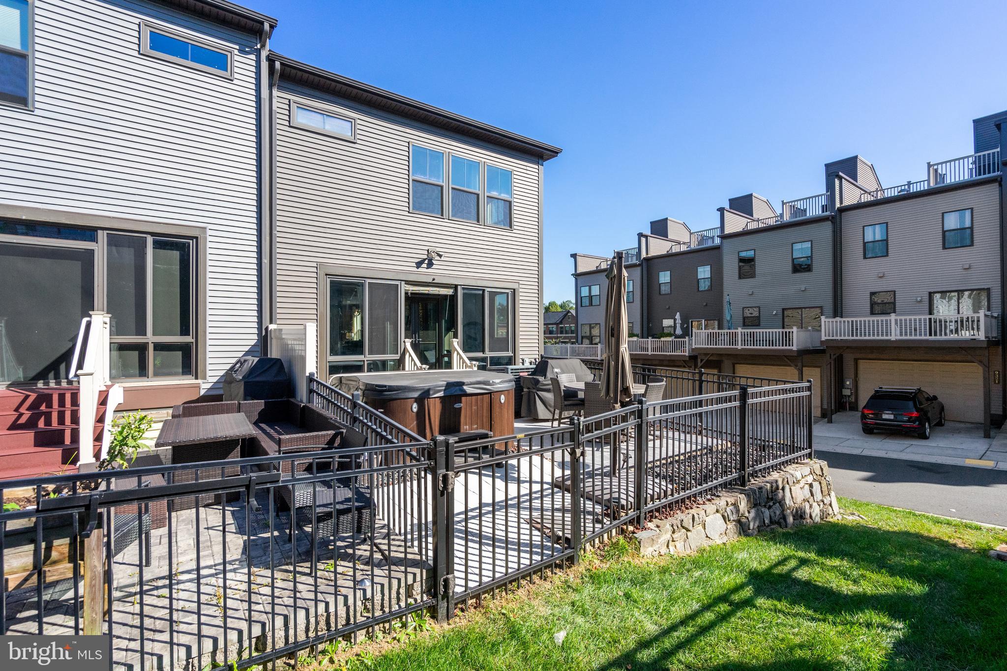 METRO ROW - Residential