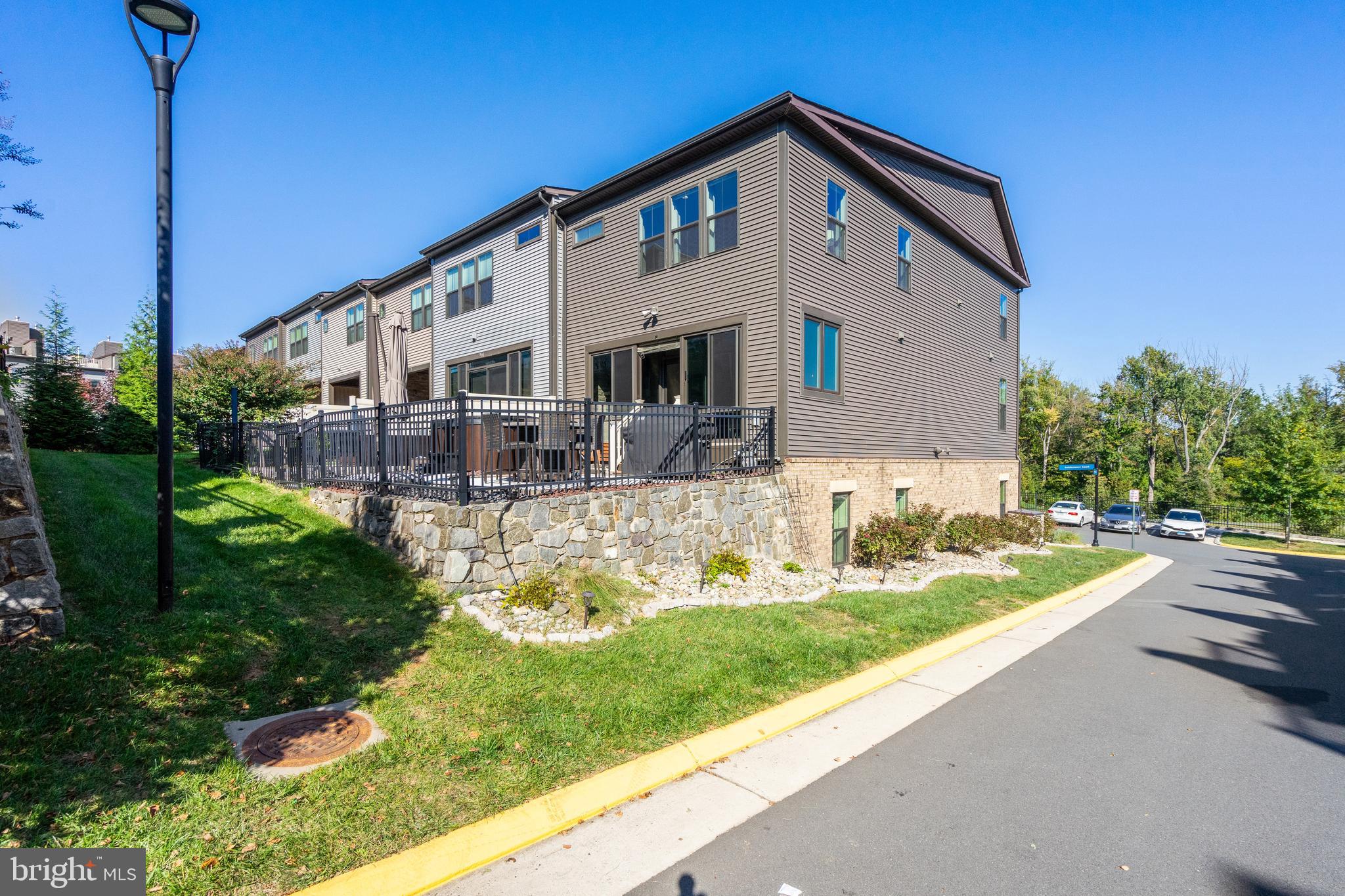 METRO ROW - Residential