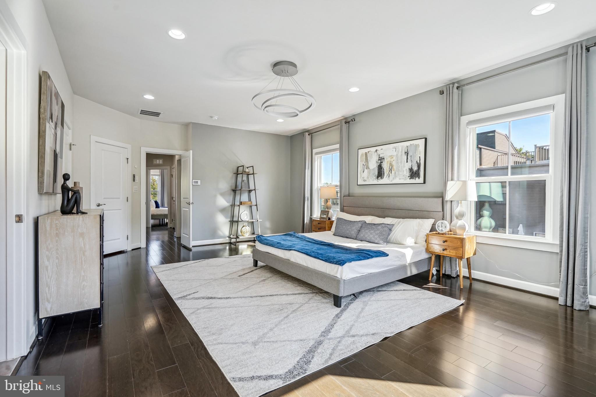 METRO ROW - Residential