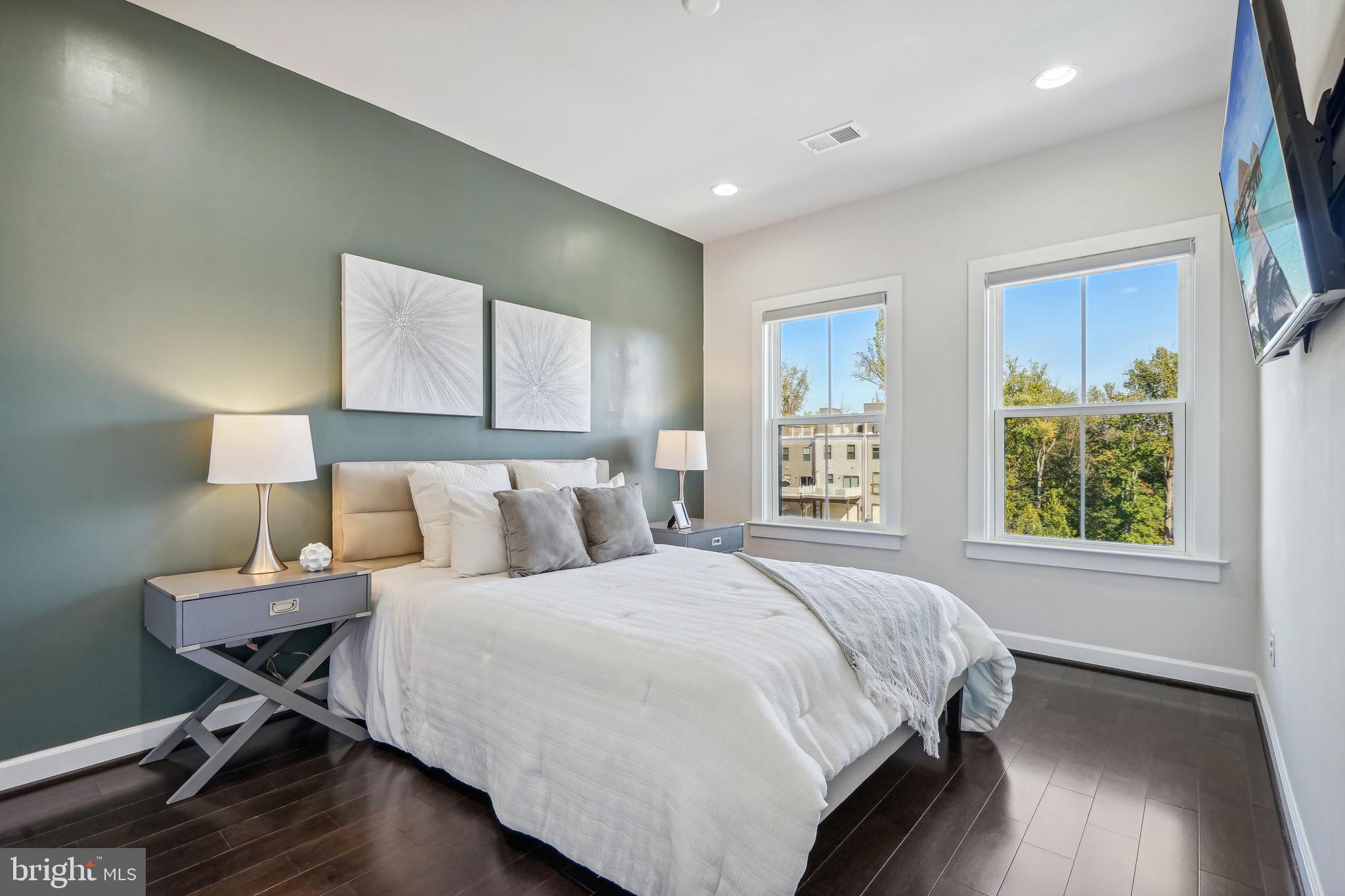 METRO ROW - Residential