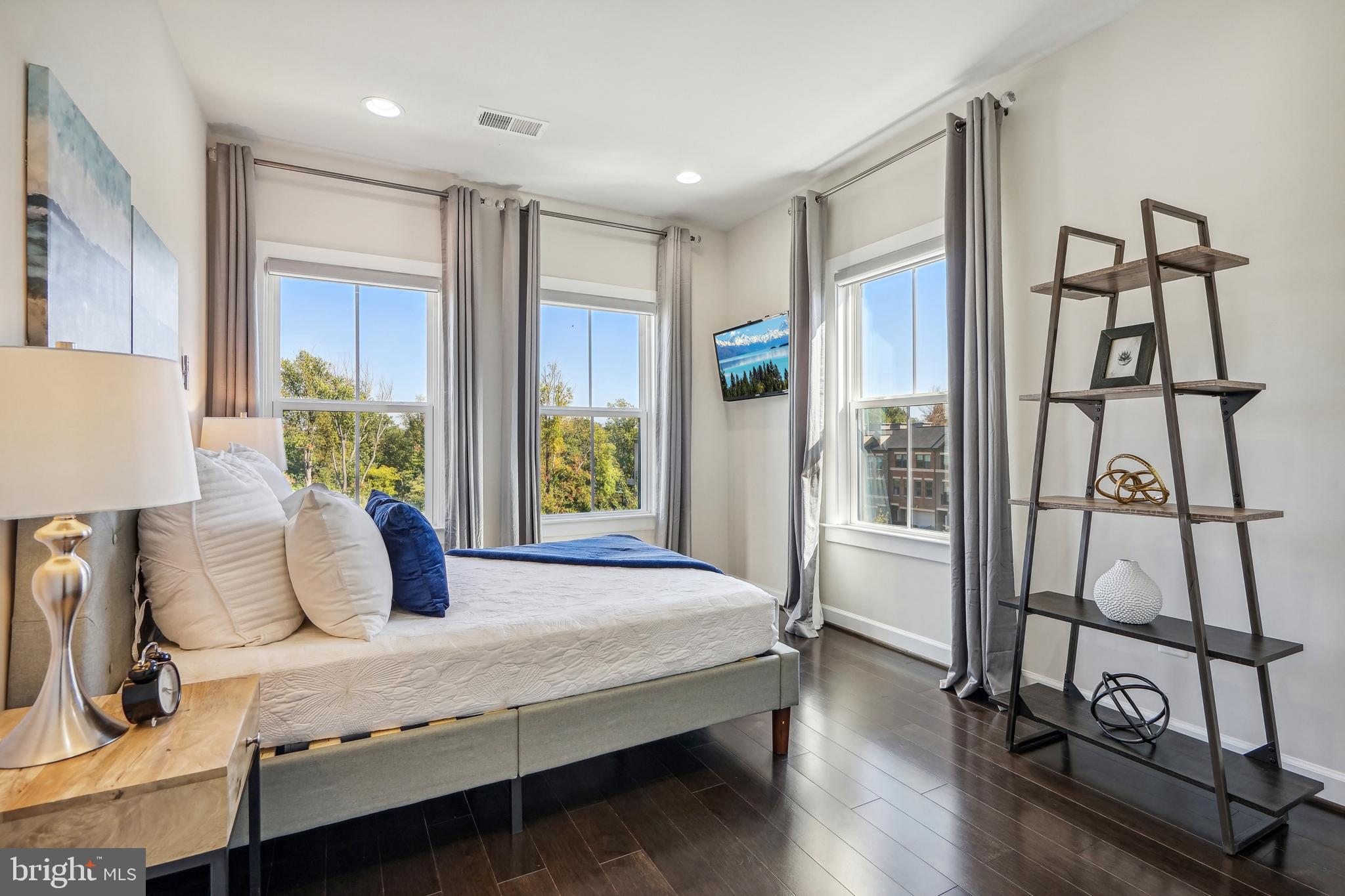 METRO ROW - Residential