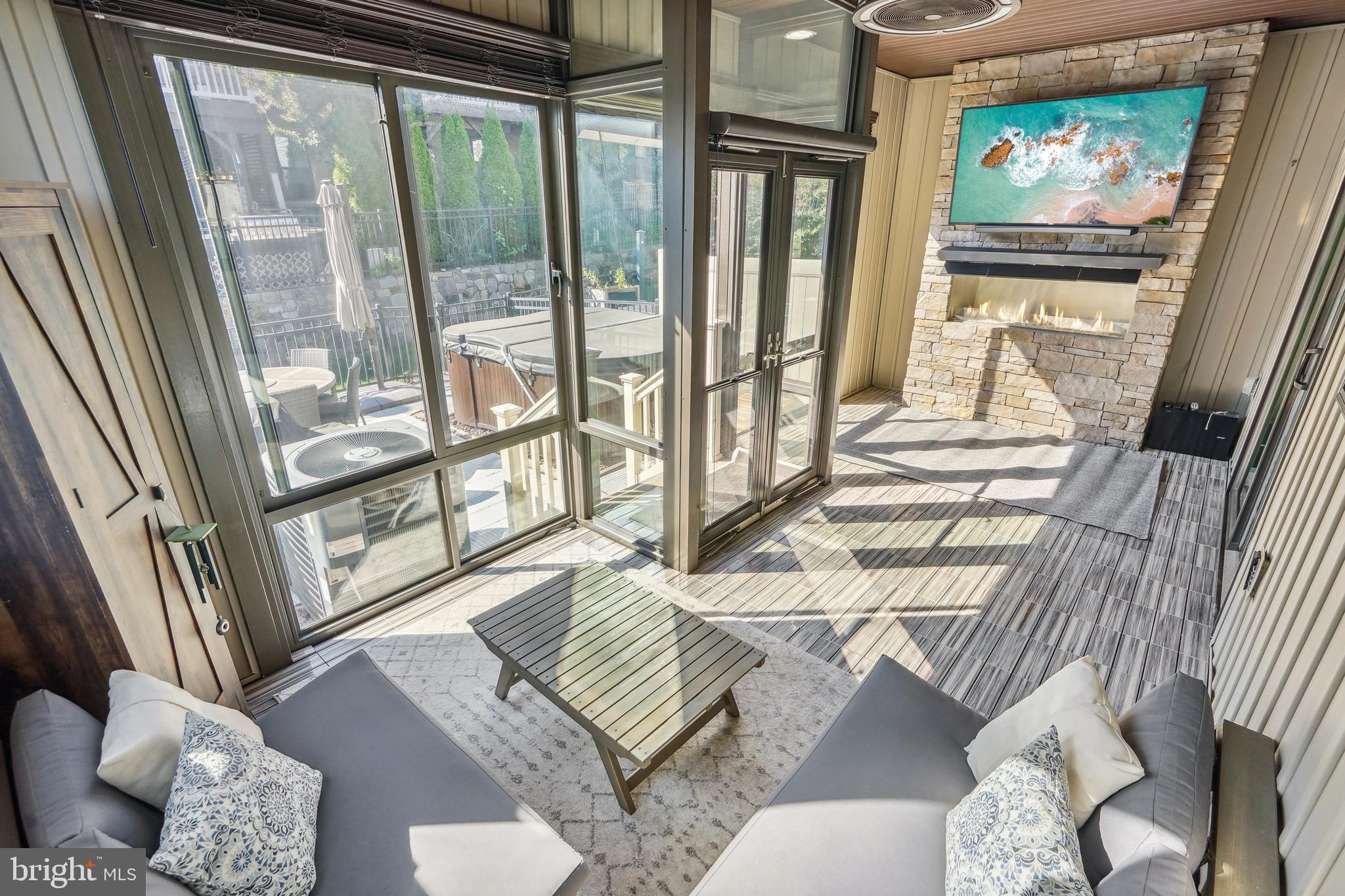 METRO ROW - Residential