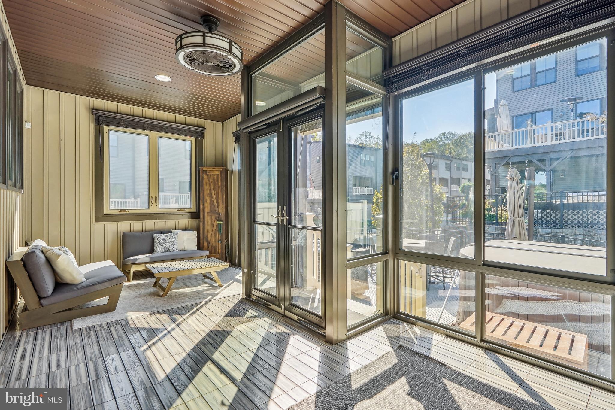 METRO ROW - Residential