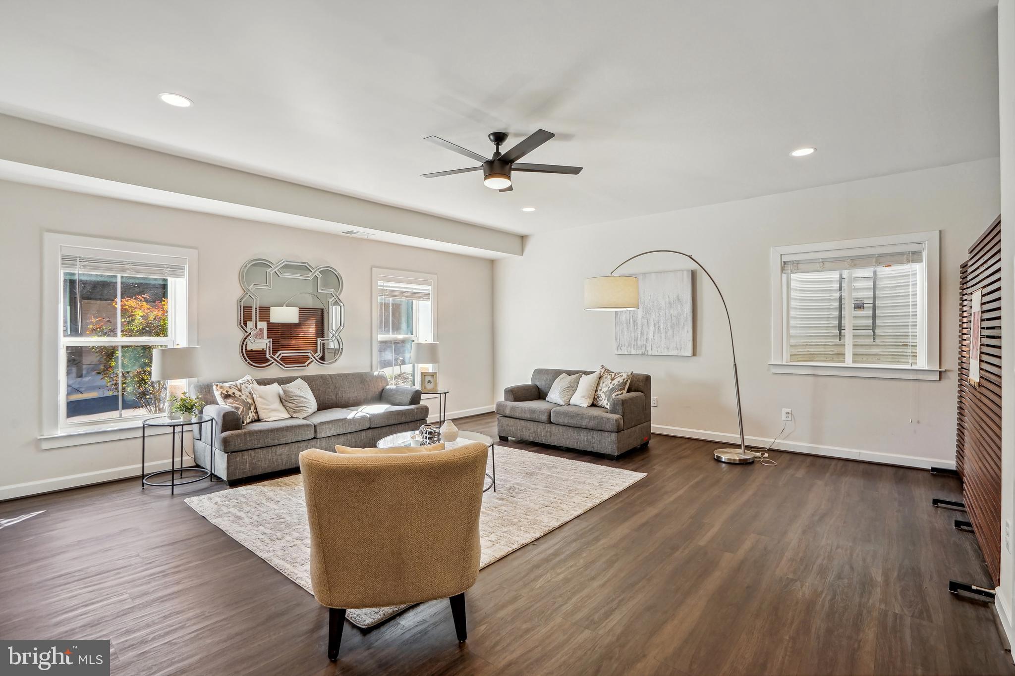 METRO ROW - Residential