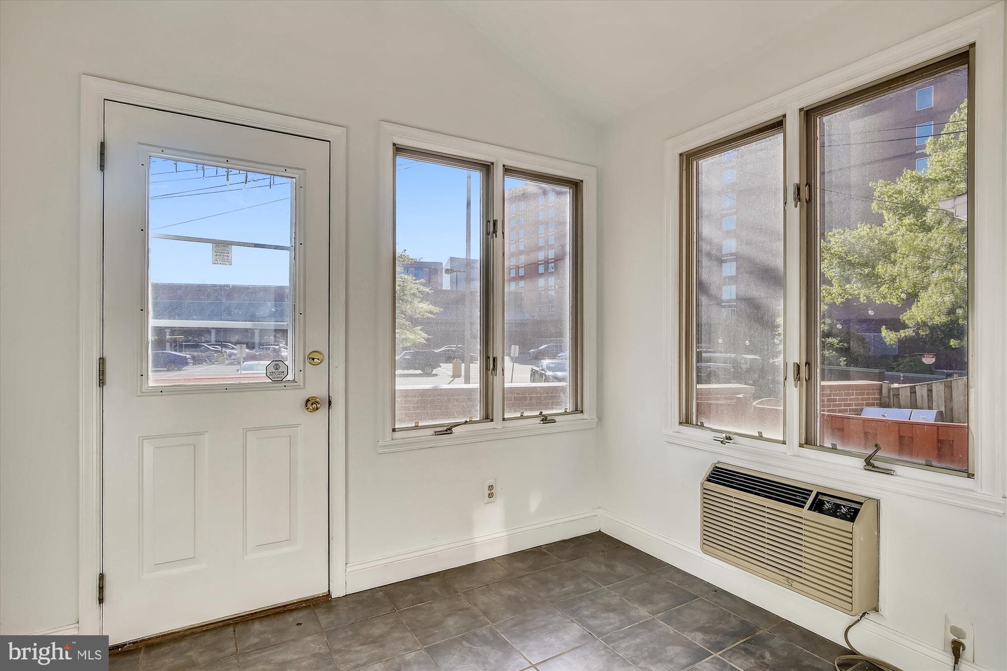 VIRGINIA SQUARE - Residential Lease