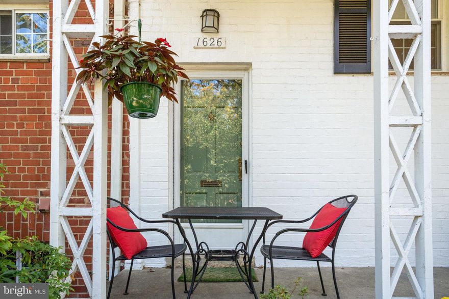 Charming 1 bedroom 1 bath END Monroe Model with front porch and tree-top views in beautiful Parkfairfax awaits. Home boasts updated kitchen with granite countertops, double paned windows, attic storage, in-unit washer/dryer,  great size bedroom with double closets, and nicely refreshed bathroom.   At this location, you are minutes from pedestrian walkway to Shrlington and community amenities.  Easy commute into Old Town Alexandria, DC and points North and South.  Tons of community amenities including several outdoor pools, tennis court, volleyball court, 2-level work-out facility, club house and wonderful green space.