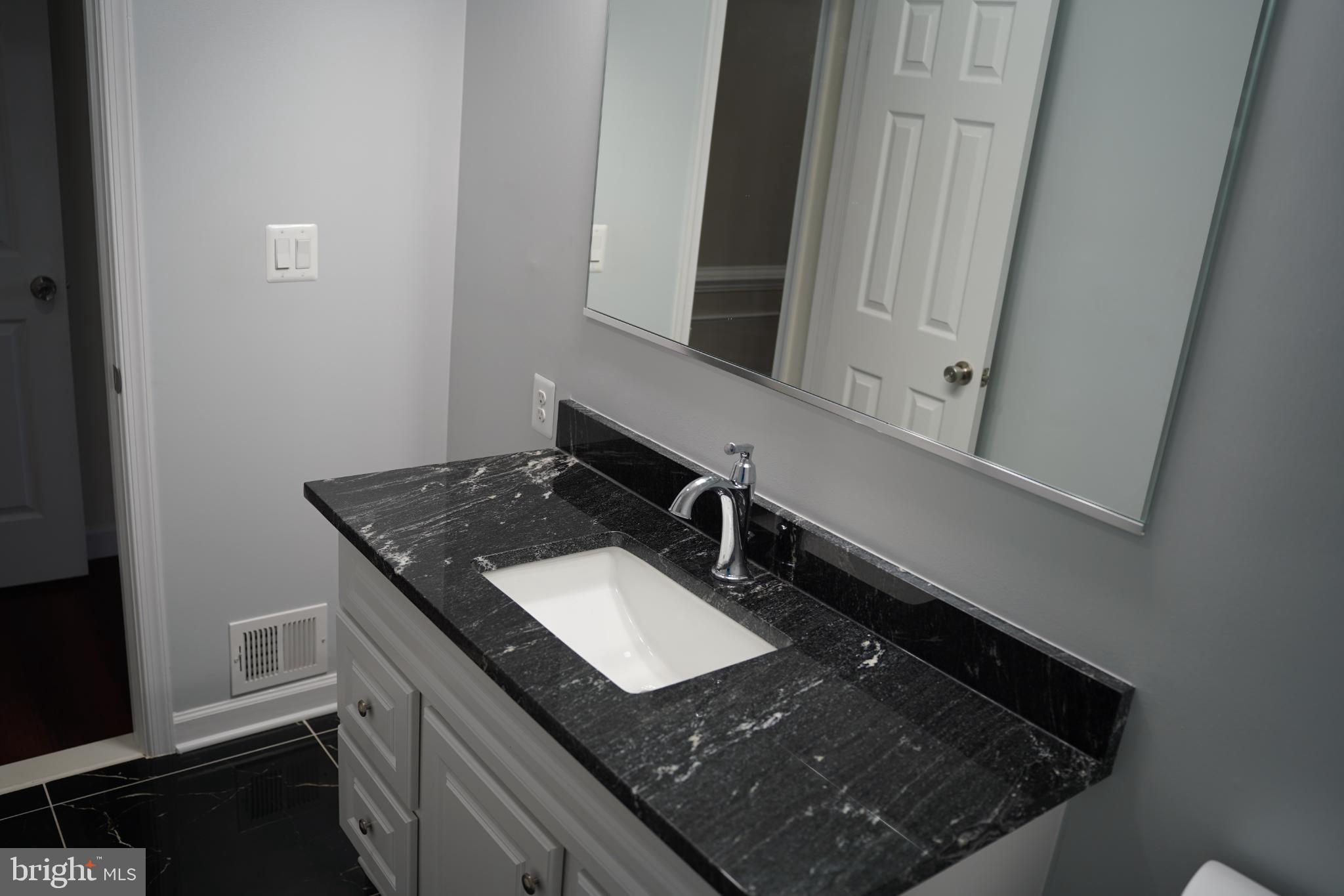 STONINGTON ARTERY - Residential Lease