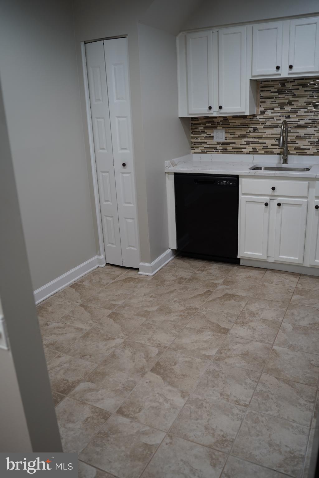 STONINGTON ARTERY - Residential Lease