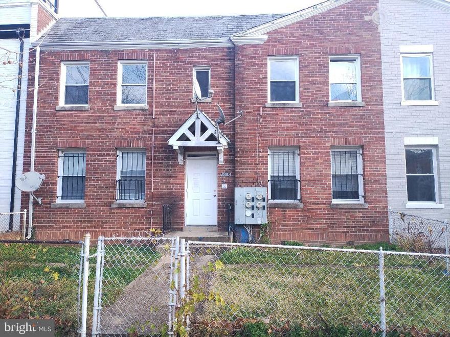 Self Contained Brick Front  4 Unit Building, Each W/Own Bath Tubs , Kitchen, Living Area, Dining Area And Entrances.
Common Front Door Entrance, W/Central A/C Unit