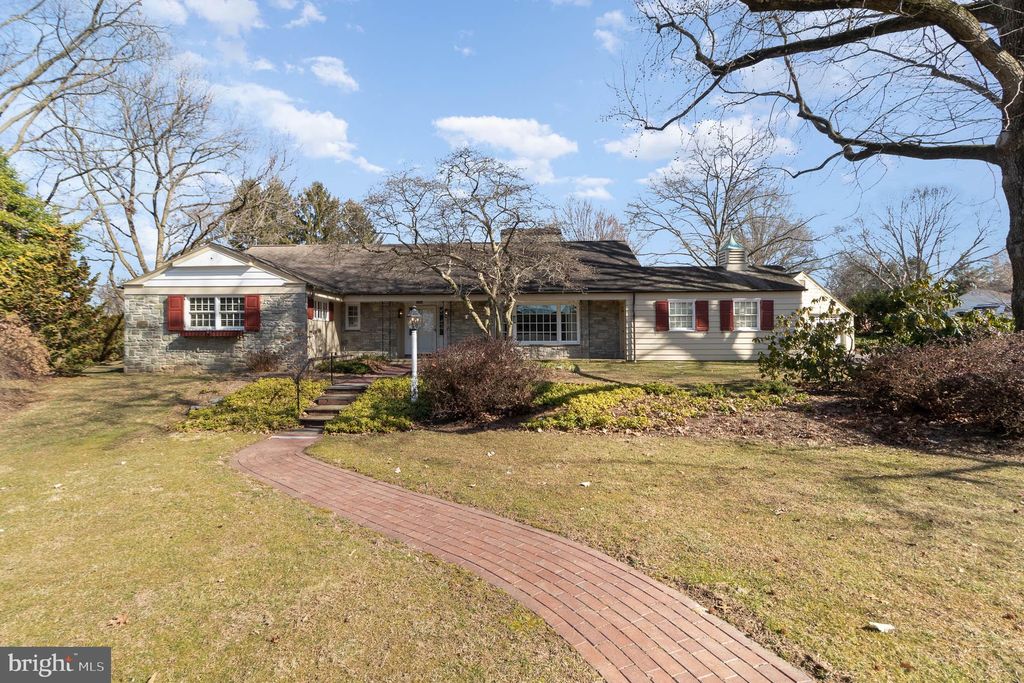 Photo of 1 MEADOWBROOK LN, ELIZABETHTOWN, PA 17022 (MLS # PALA2030396)