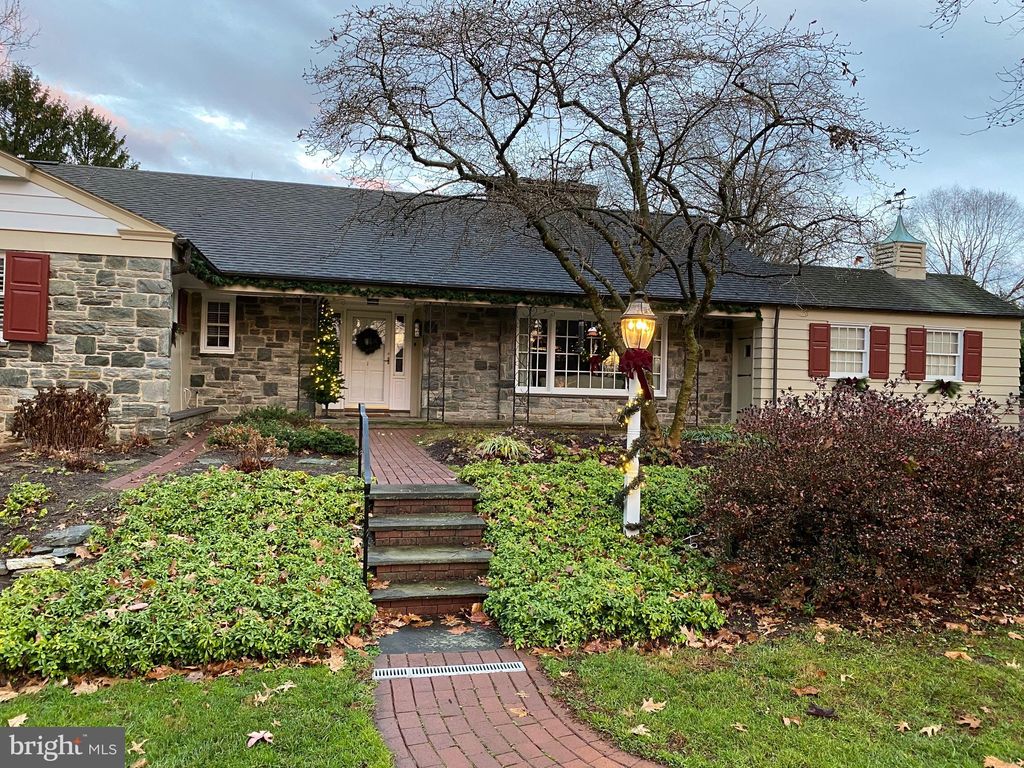 Photo of 1 MEADOWBROOK LN, ELIZABETHTOWN, PA 17022 (MLS # PALA2030396)