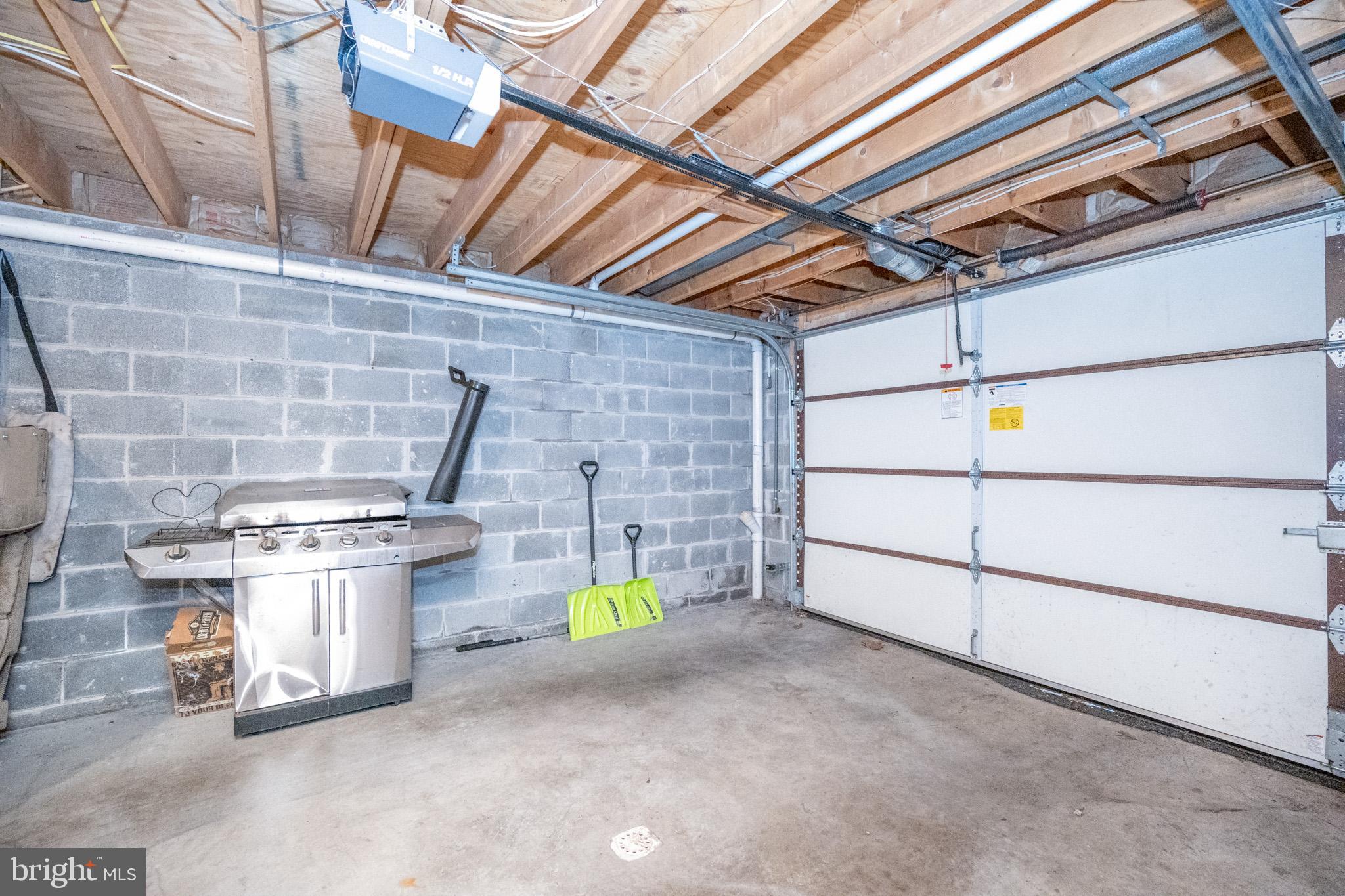 WOODLANDS HILL - Residential