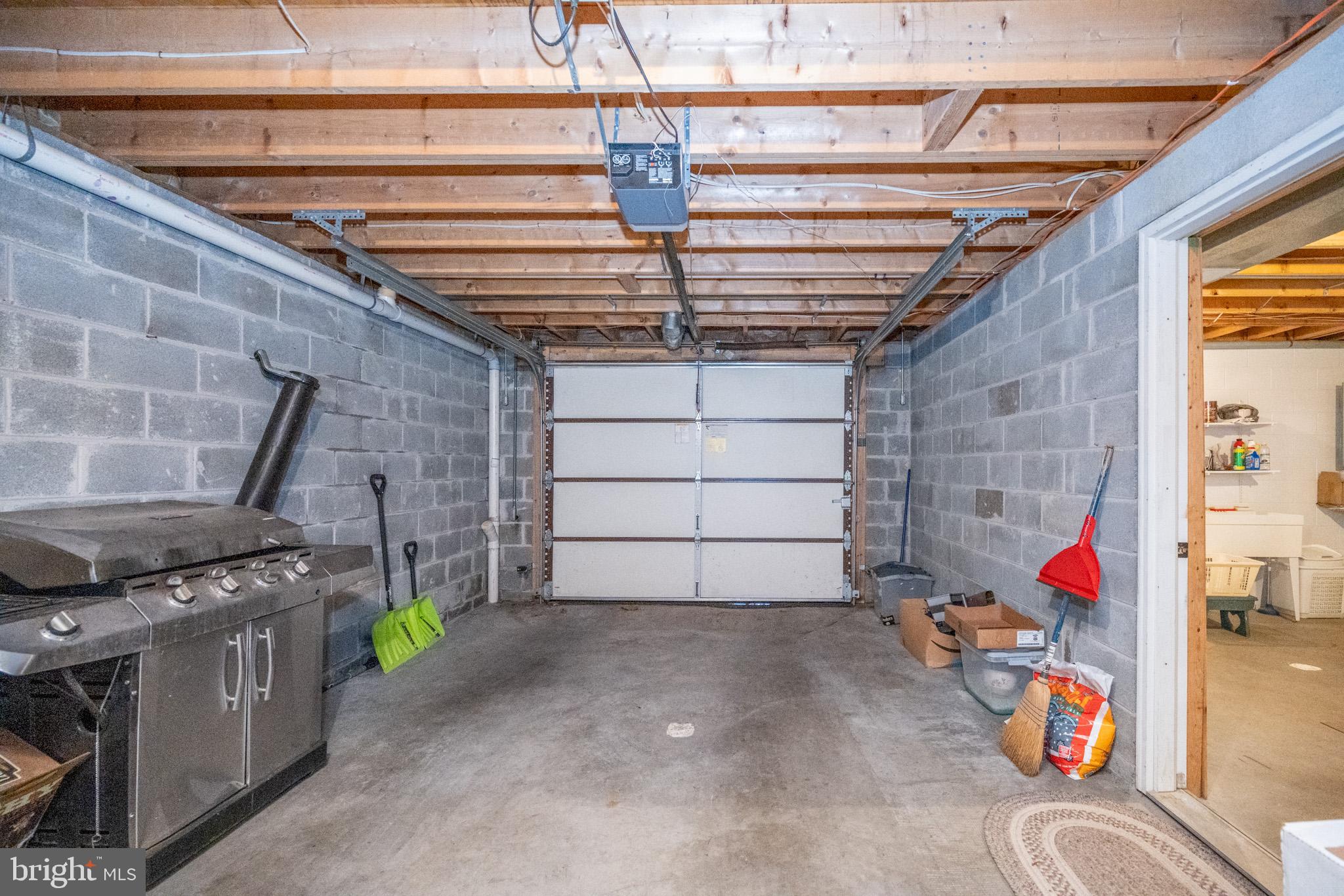 WOODLANDS HILL - Residential