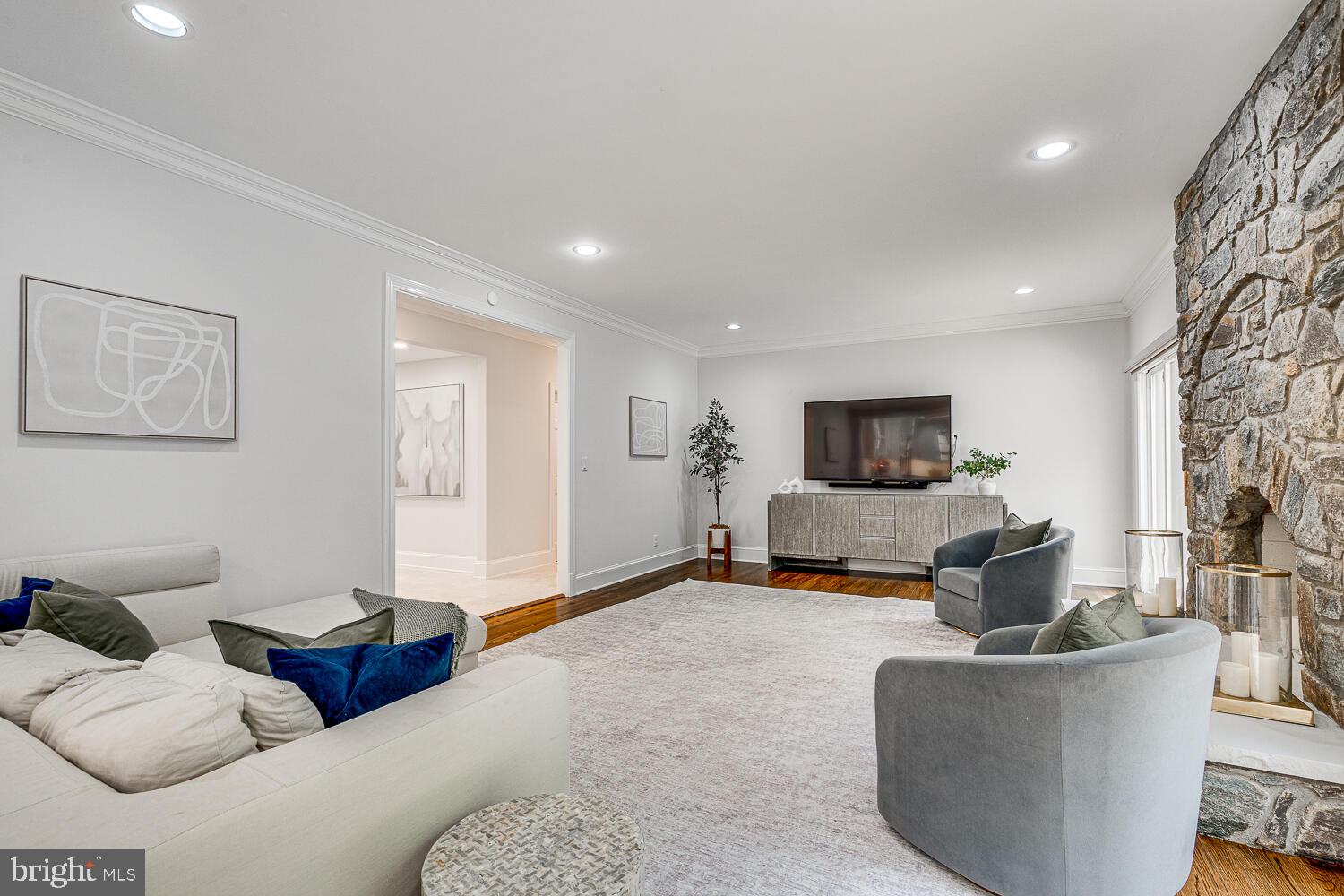 POTOMAC OUTSIDE - Residential