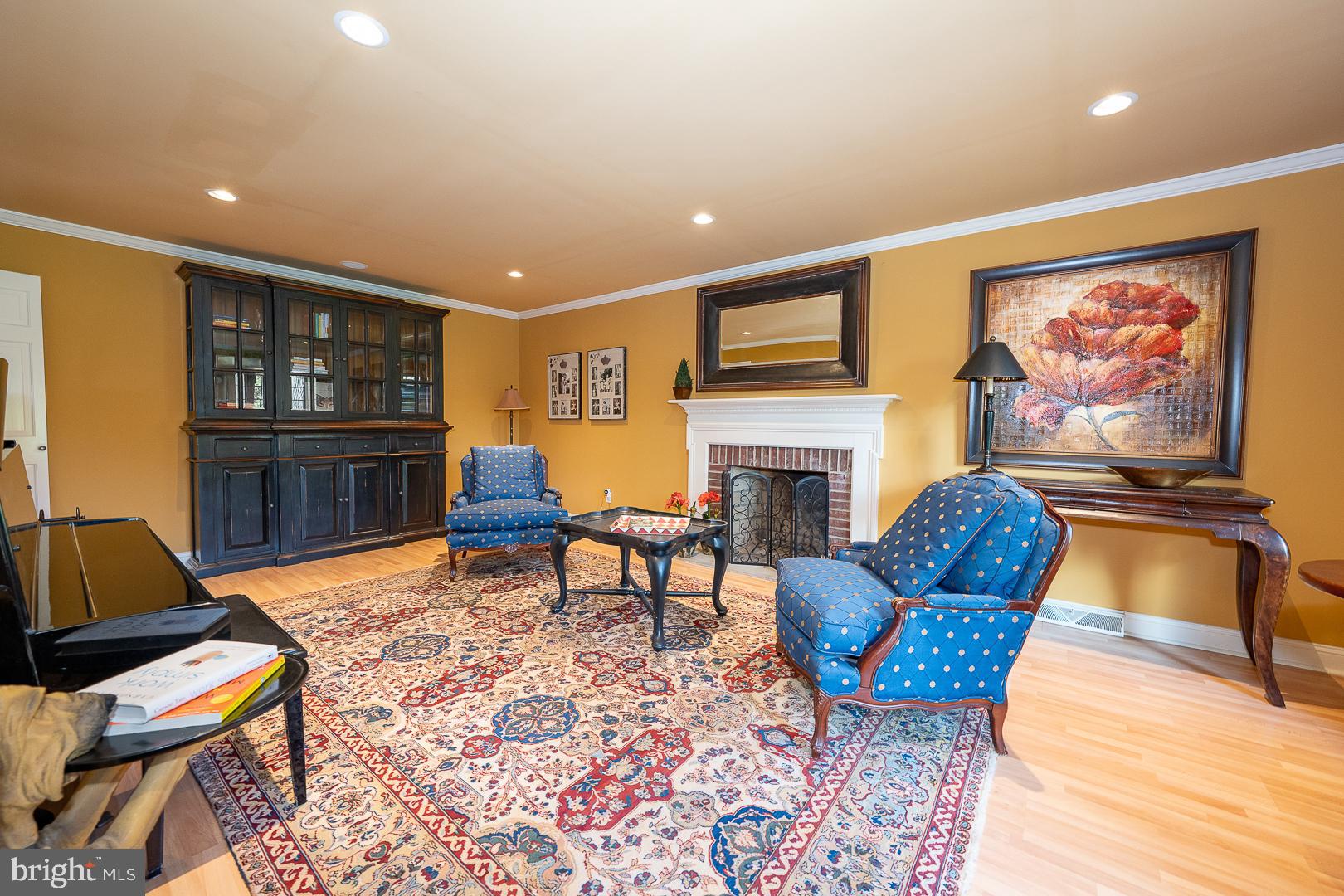 800 MAPLE GLEN LANE