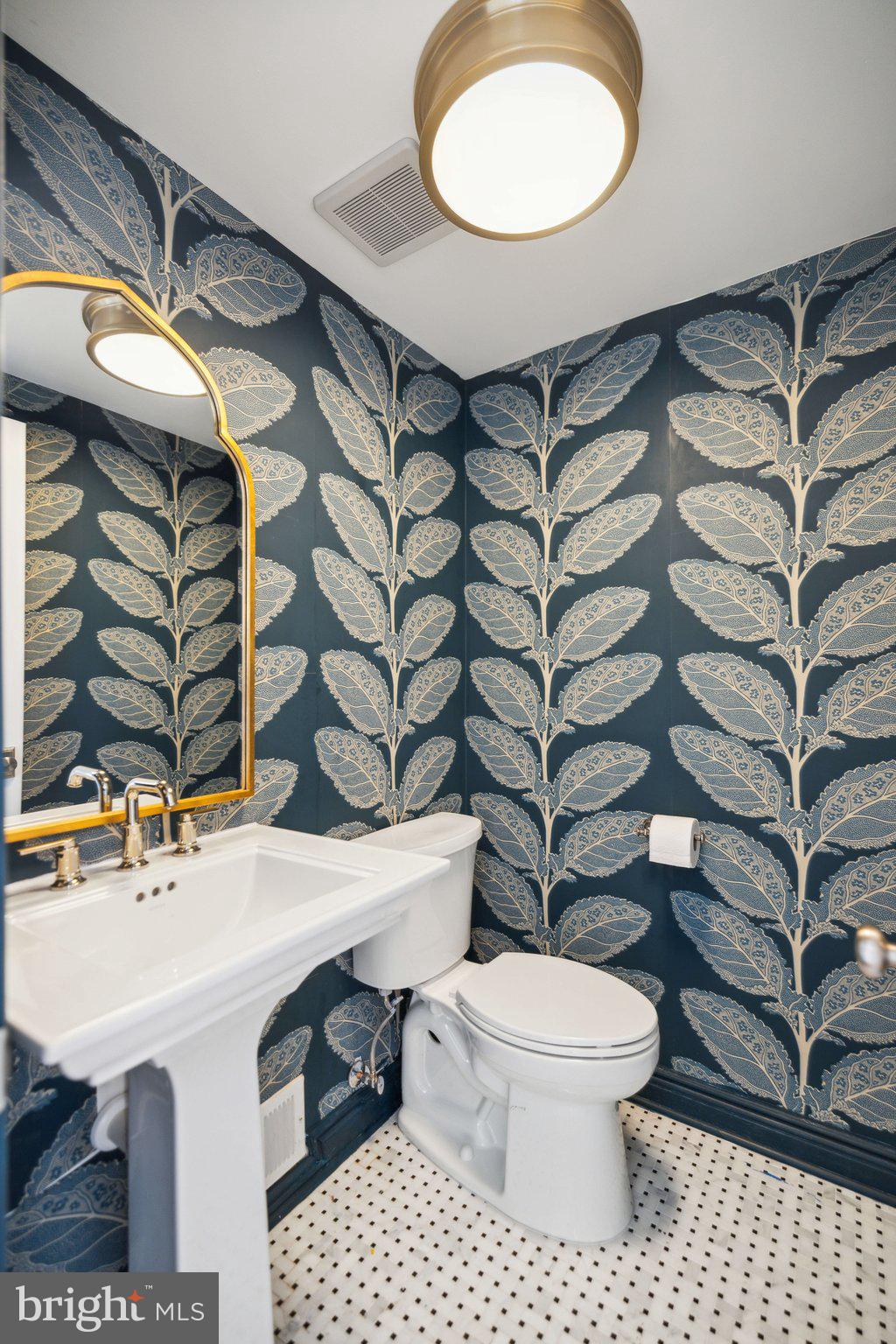 COUNTRY CLUB MANOR - Residential