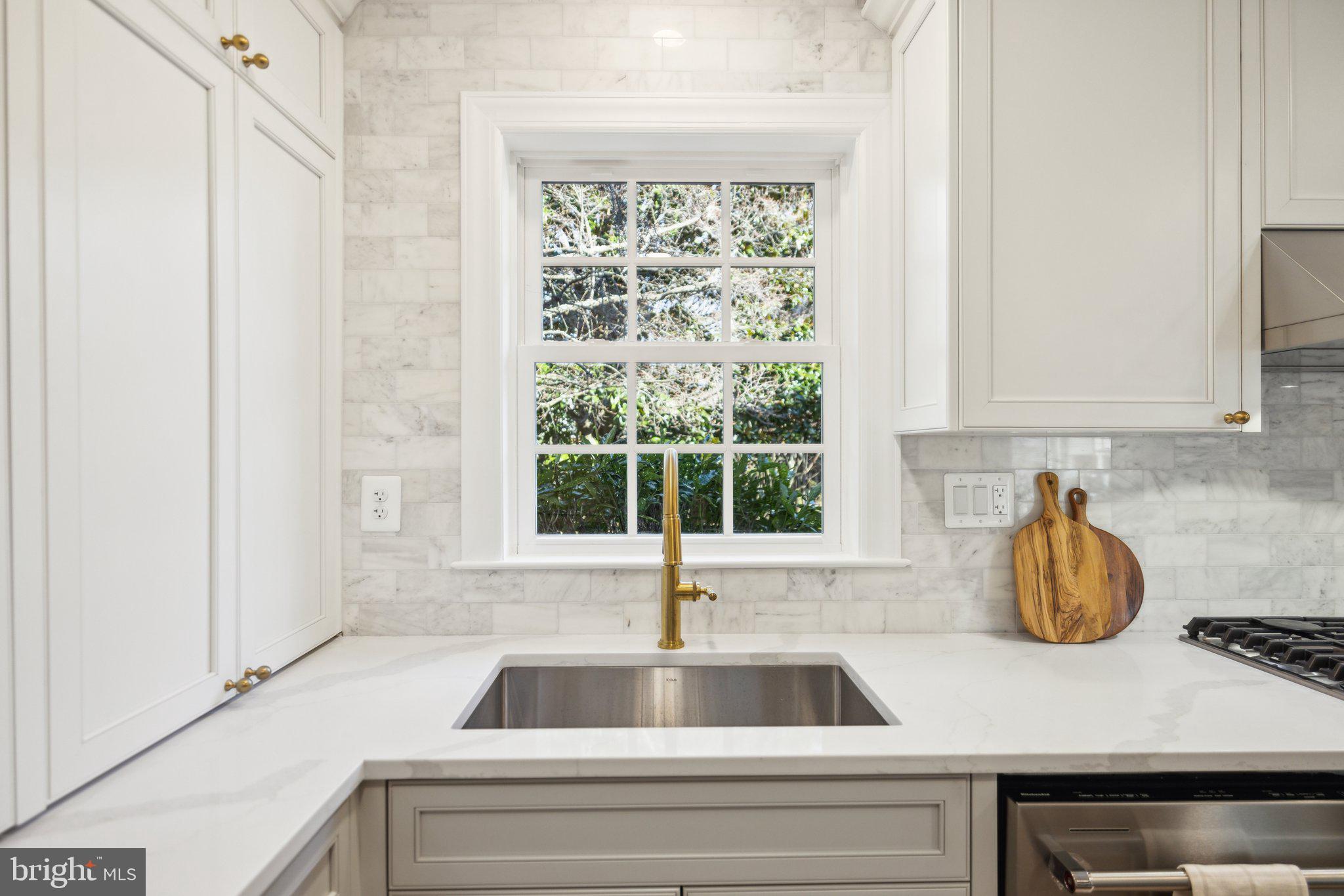 COUNTRY CLUB MANOR - Residential