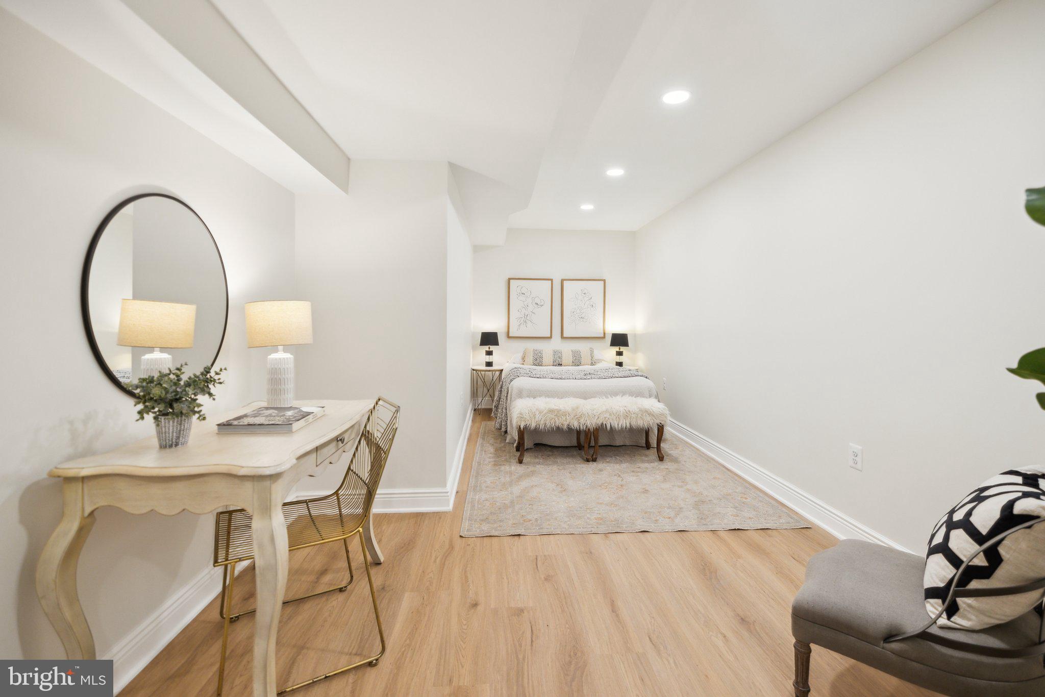 COUNTRY CLUB MANOR - Residential