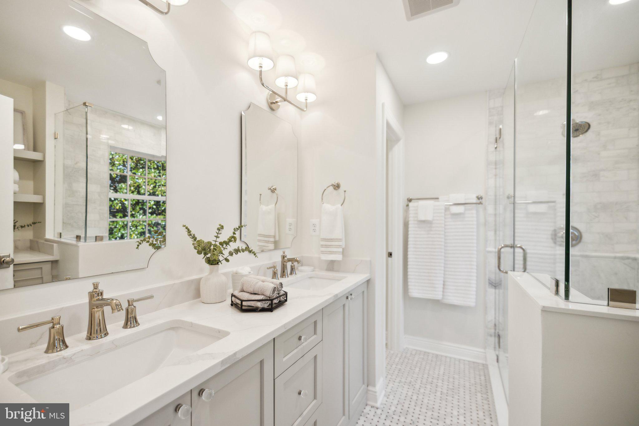 COUNTRY CLUB MANOR - Residential