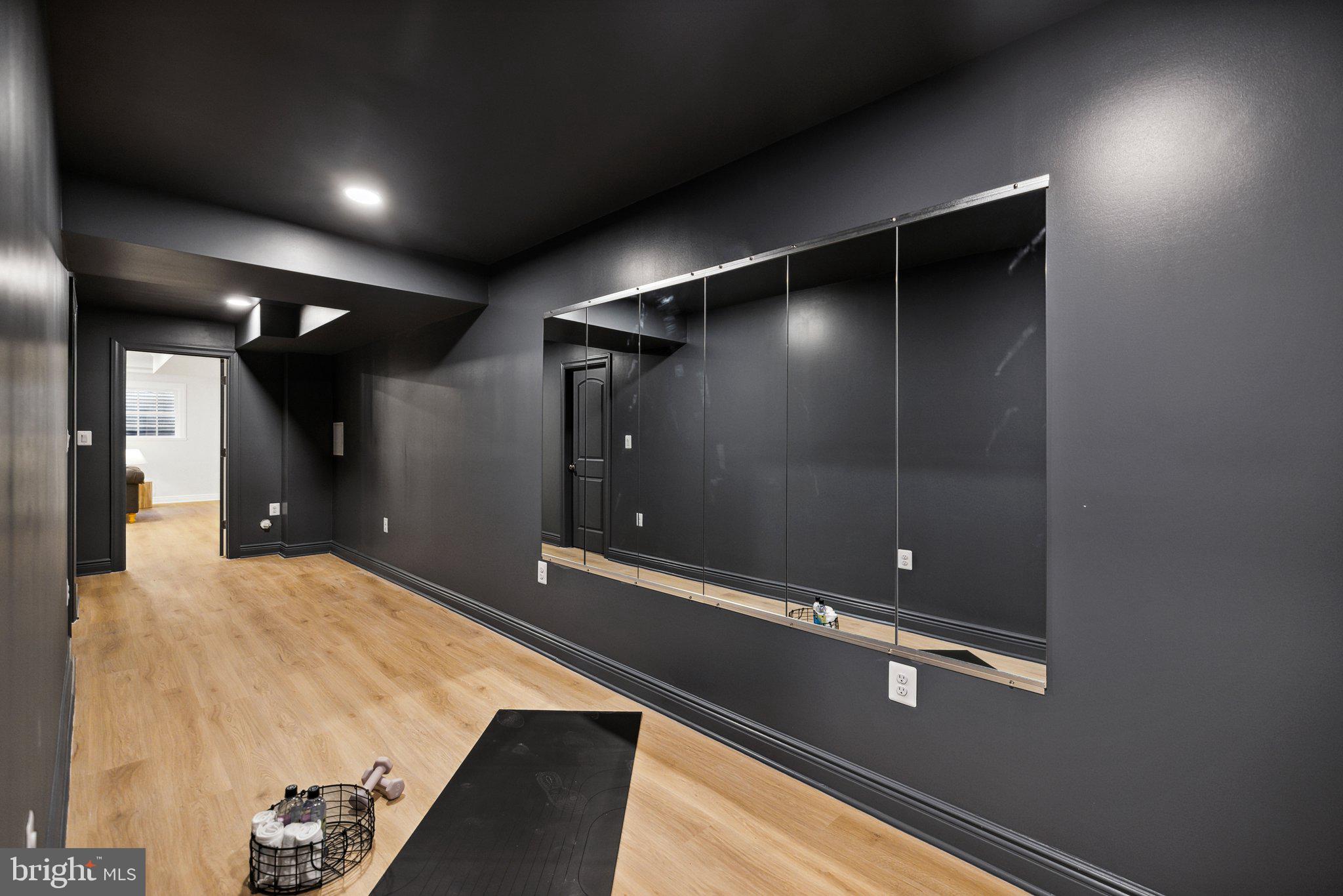 COUNTRY CLUB MANOR - Residential